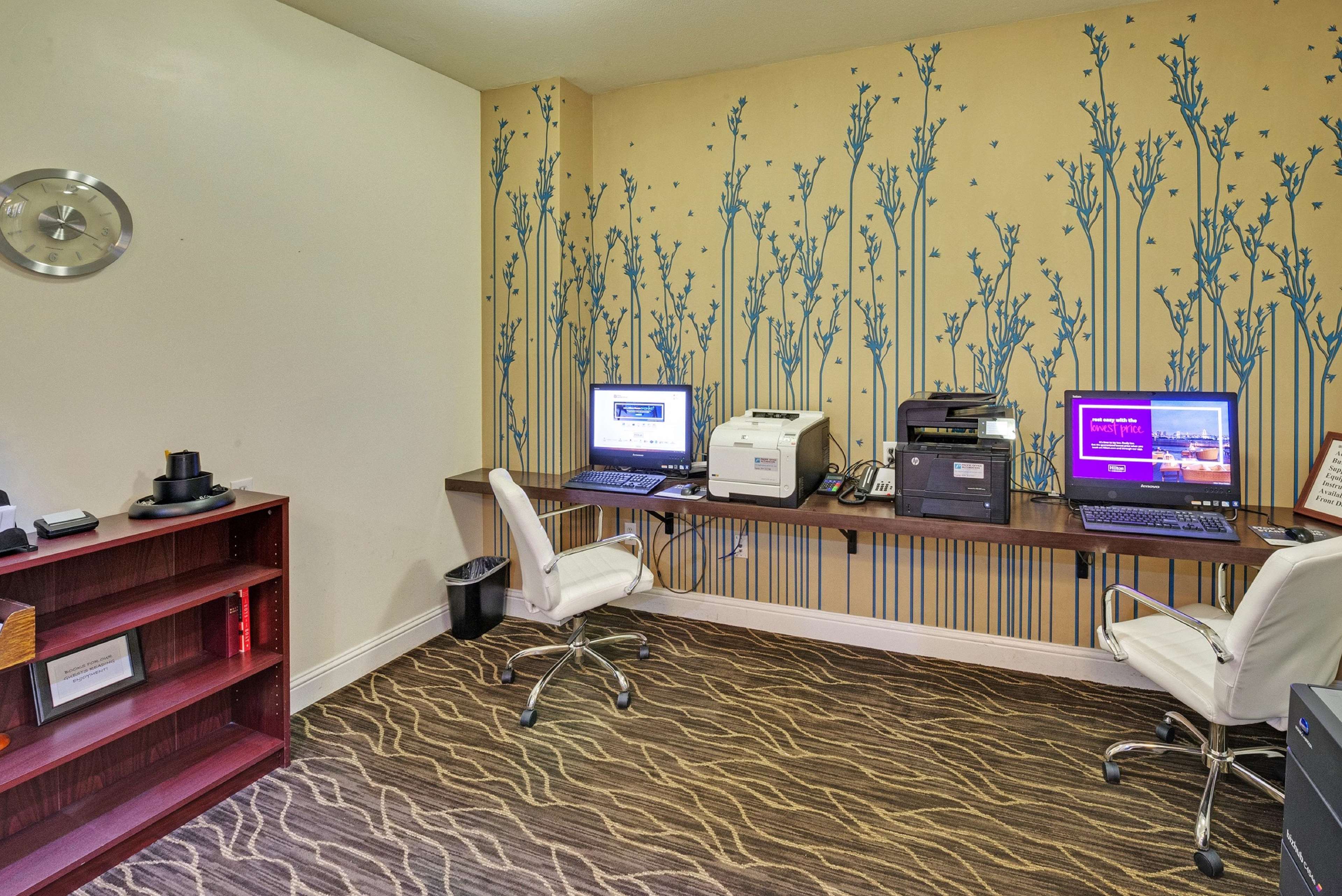 Hilton Garden Inn Portland Airport Photo