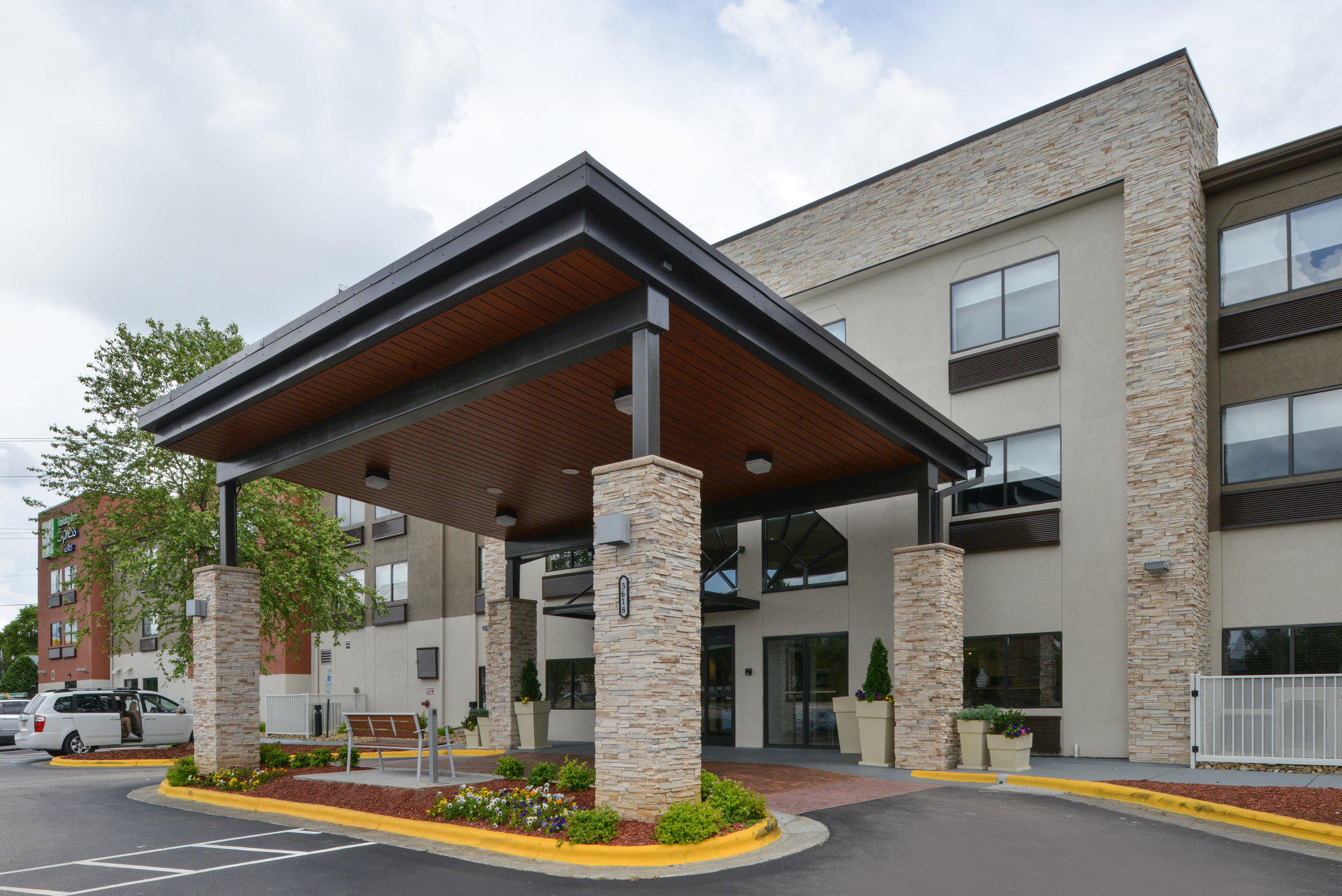 Holiday Inn Express & Suites Raleigh NE - Medical Ctr Area Photo