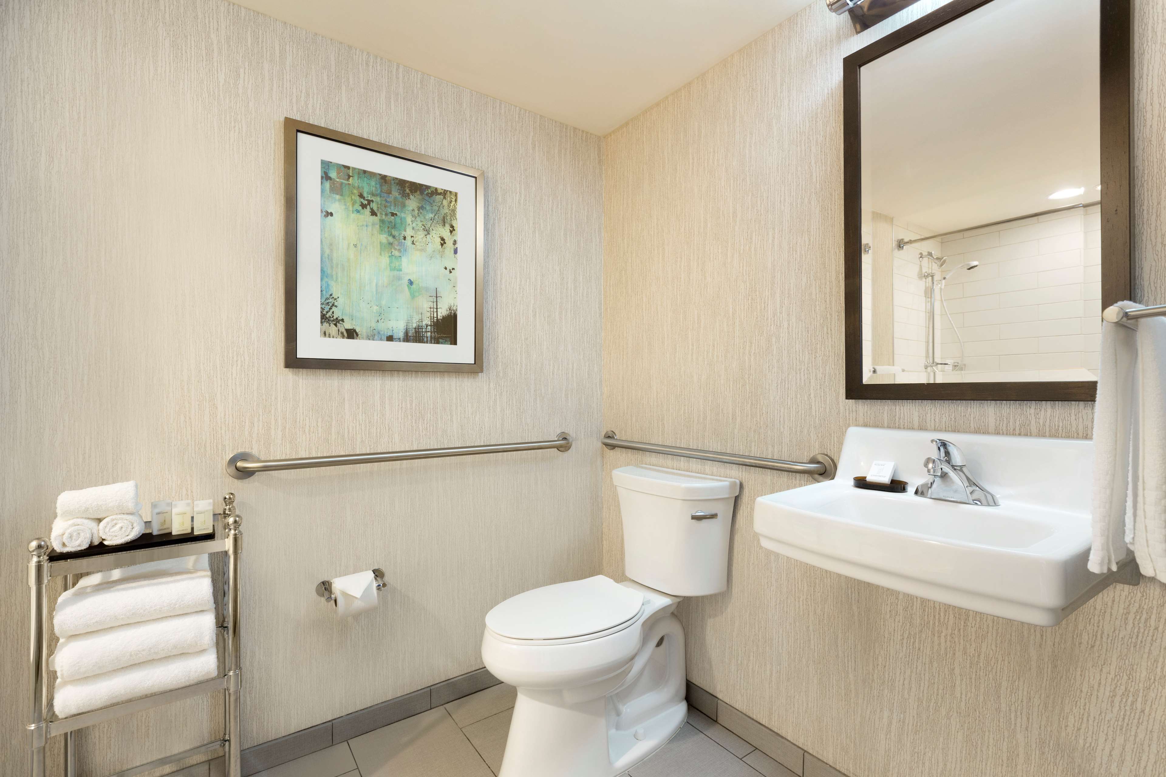 Guest room bath