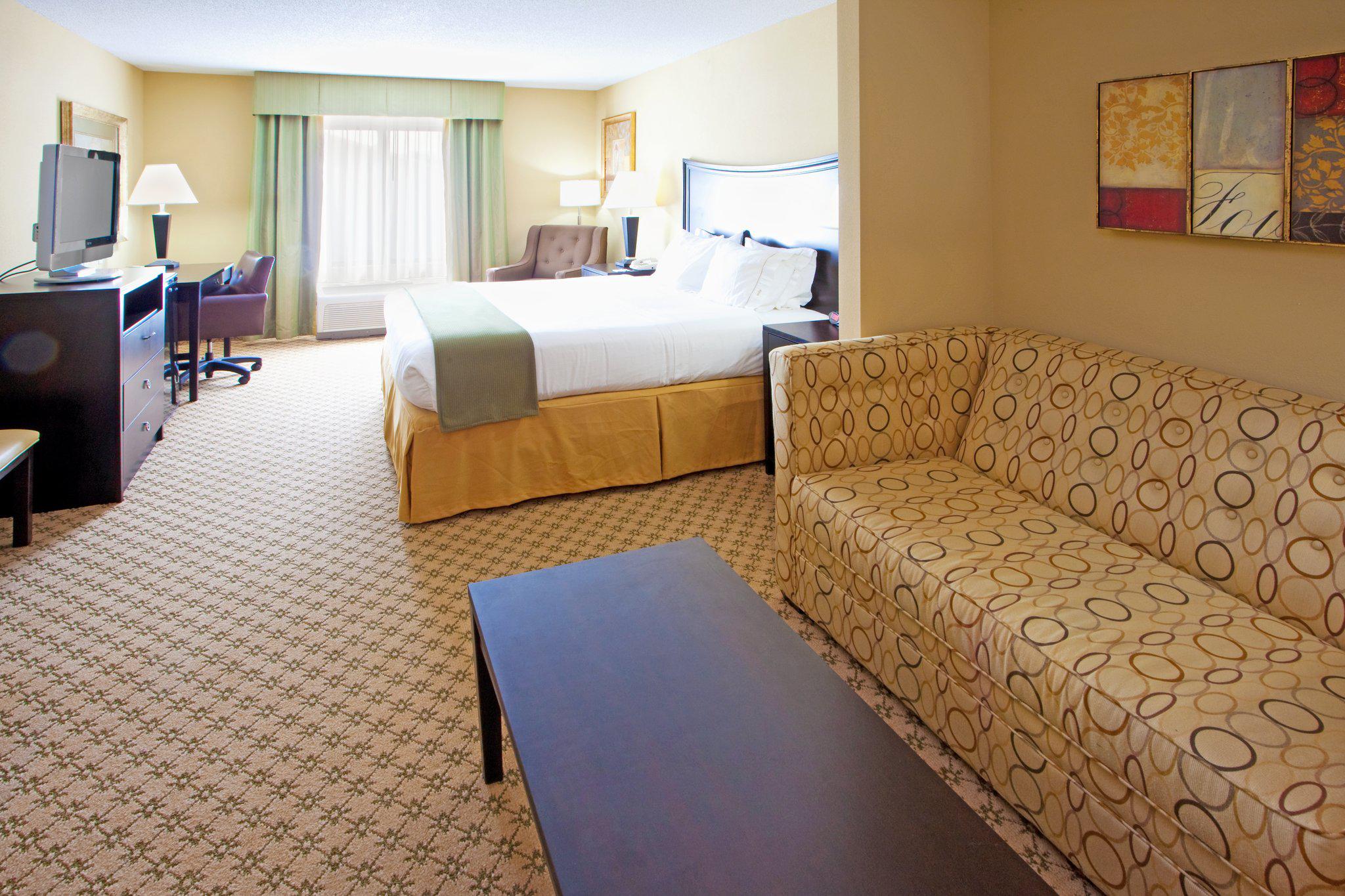 Holiday Inn Express & Suites Chestertown Photo