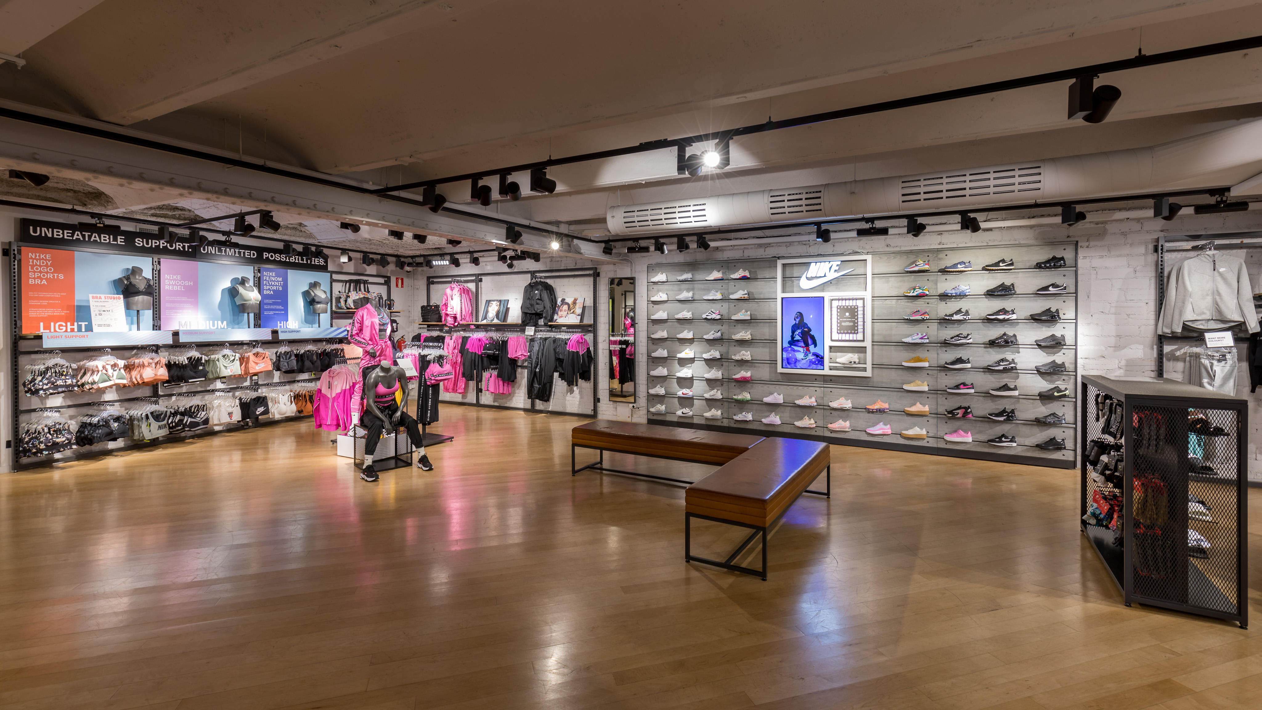 Fundación Agente de mudanzas Inclinado Nike Store - Las Ramblas - Barcelona - Ramblas 120 | Ropa De Deporte  Páginas Amarillas