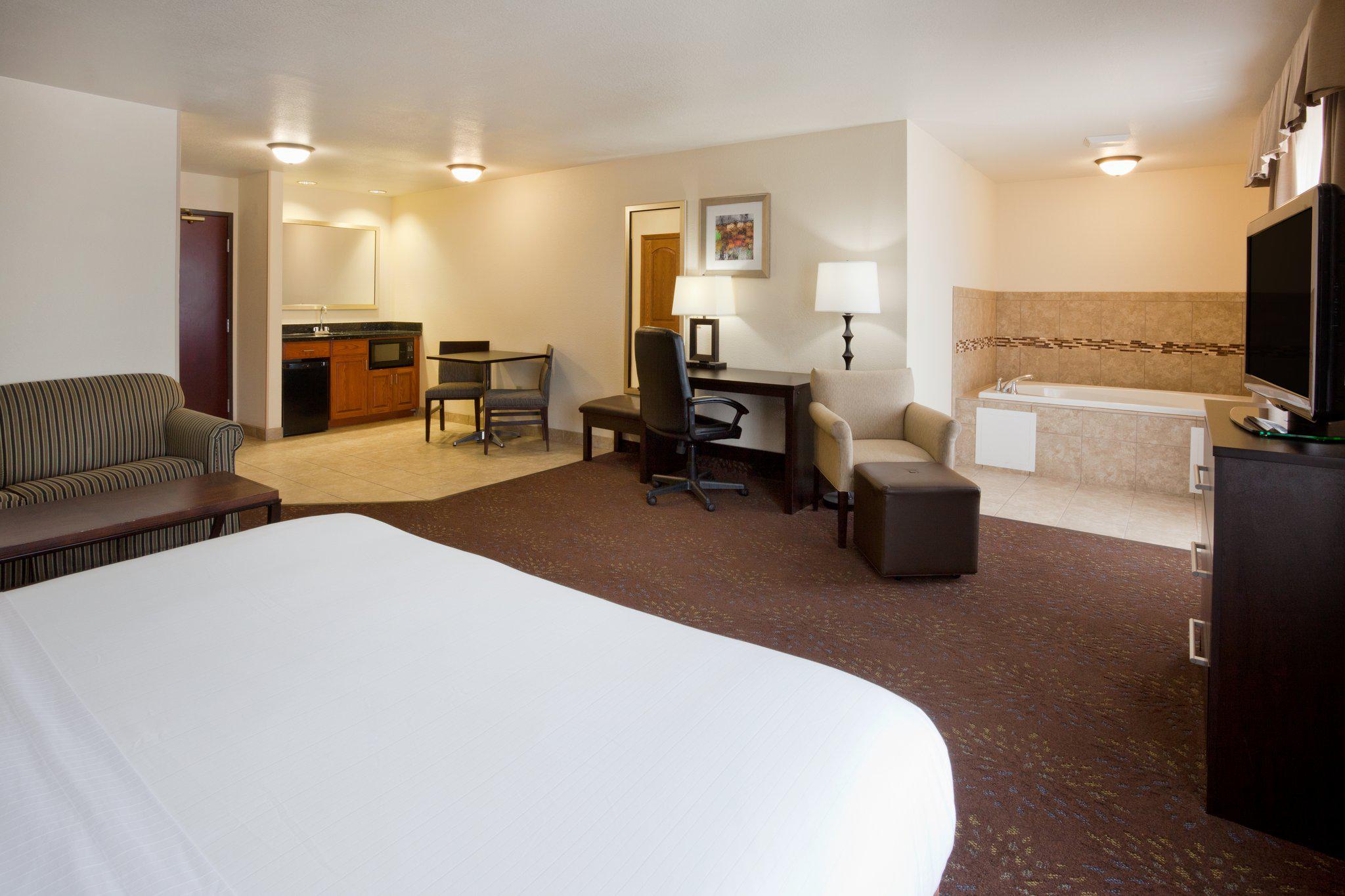 Holiday Inn Express & Suites Aberdeen Photo
