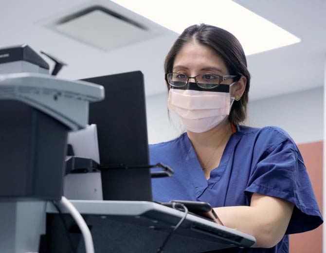 An expert staff member at Azura Surgery Center Connecticut