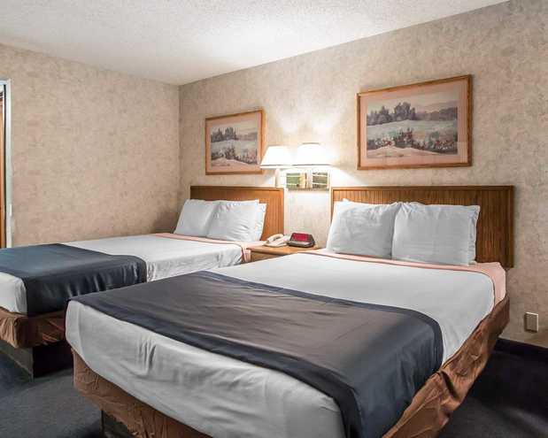 Images Econo Lodge Inn & Suites Lake Of The Ozarks