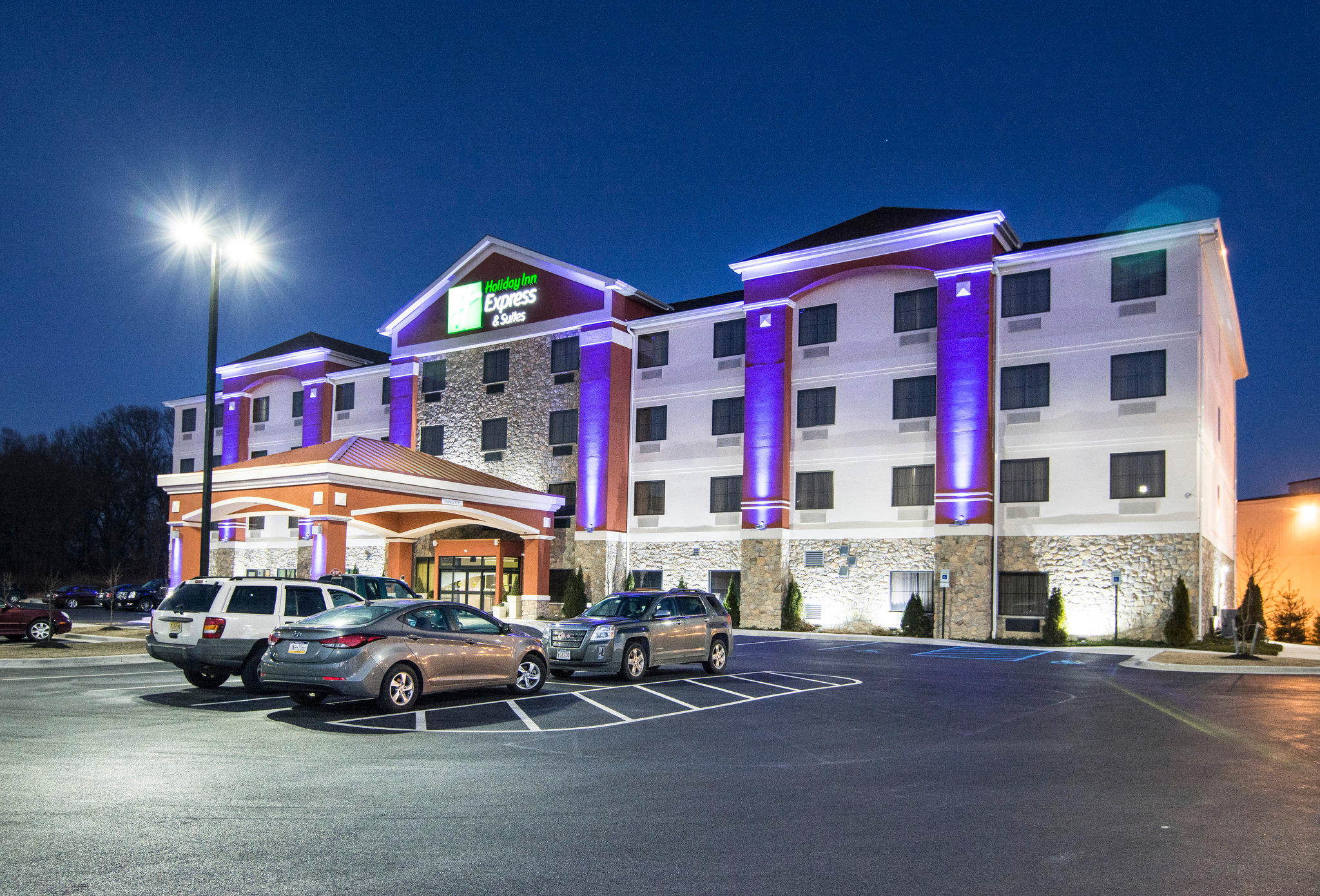 Holiday Inn Express & Suites Elkton - University Area Photo