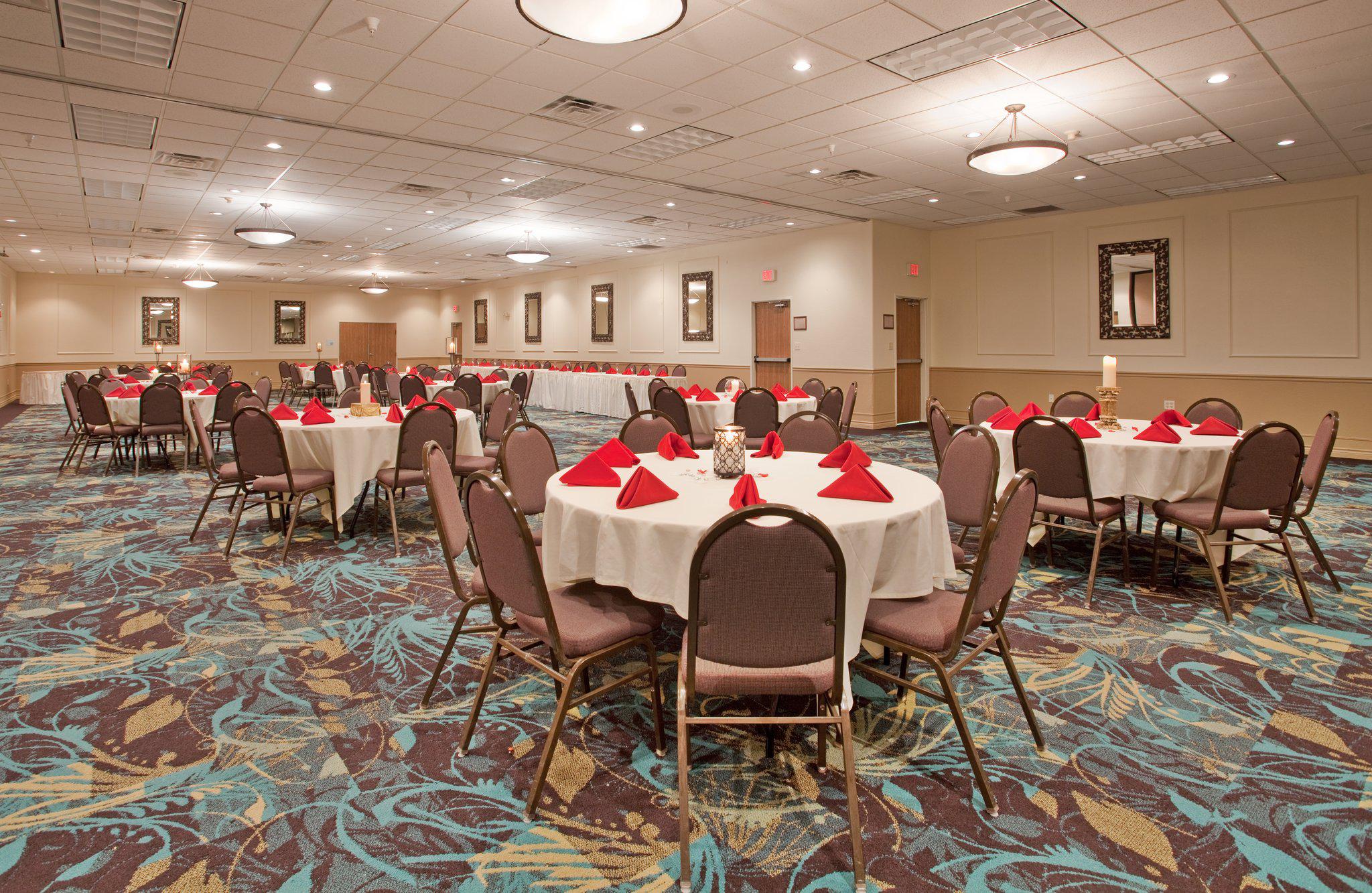 Holiday Inn Express & Suites Beatrice Photo