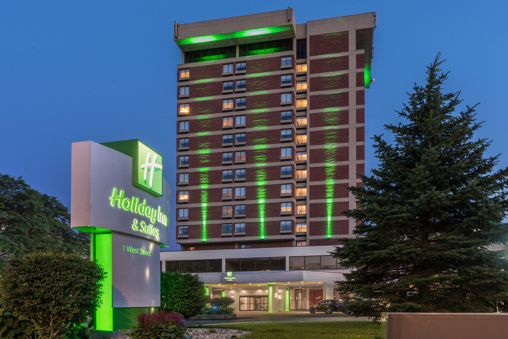 Holiday Inn & Suites Pittsfield-Berkshires Photo