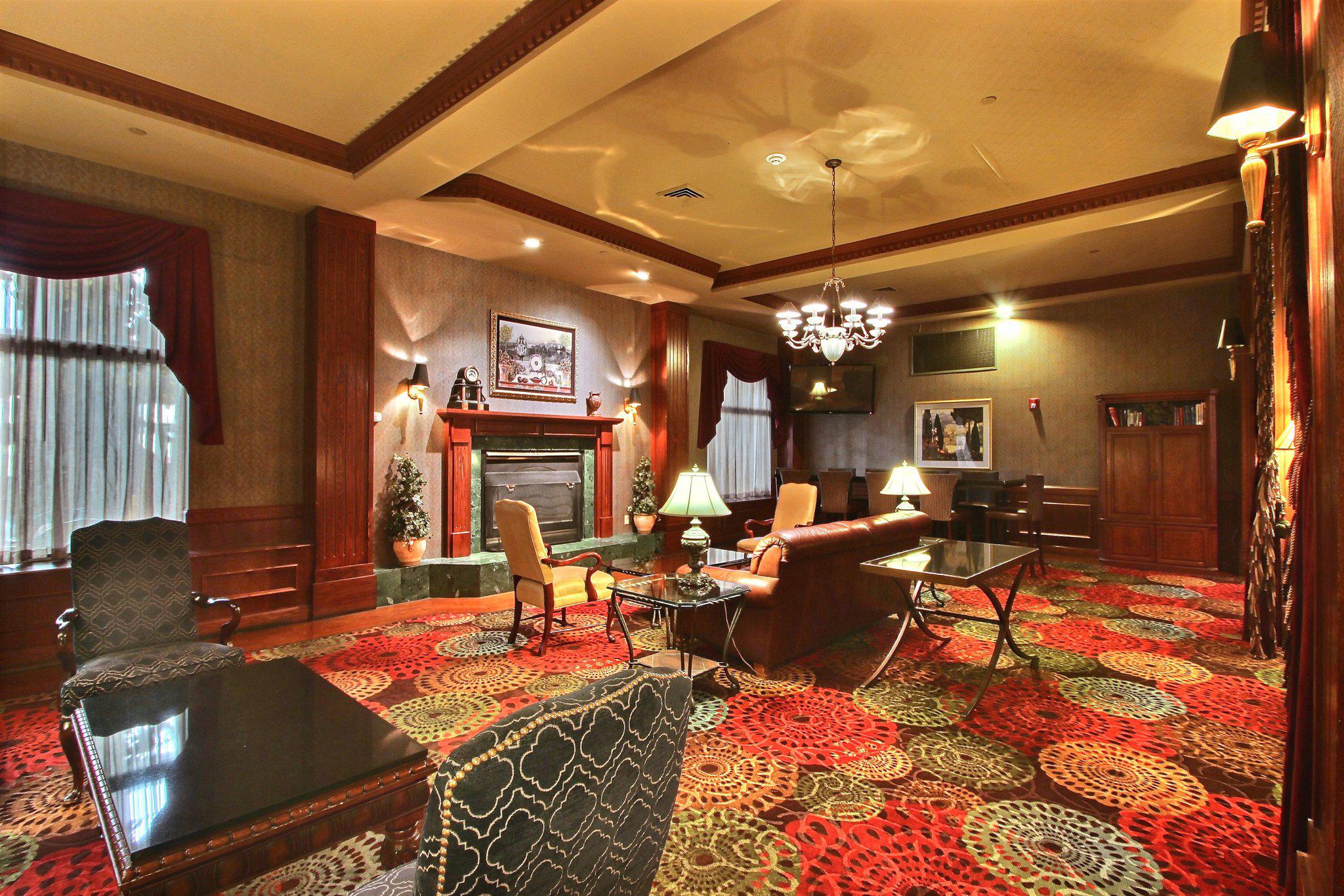 Holiday Inn & Suites Madison West Photo