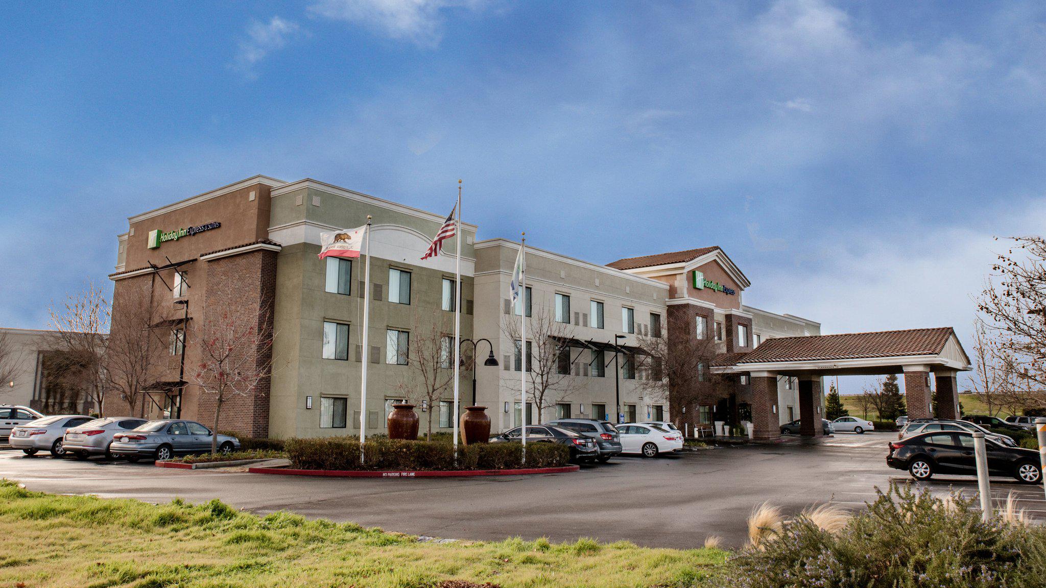 Holiday Inn Express & Suites Lincoln-Roseville Area Photo