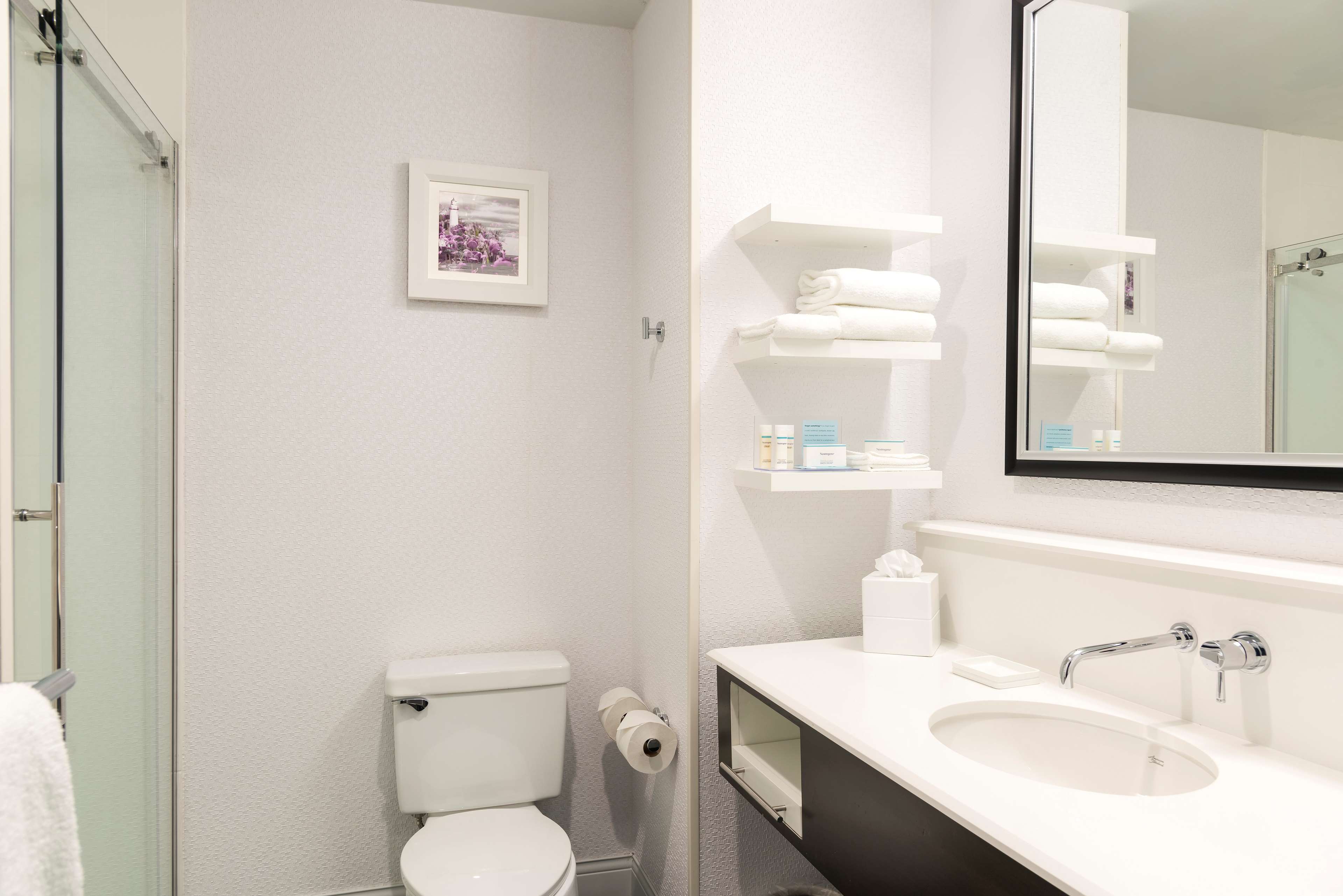 Guest room bath