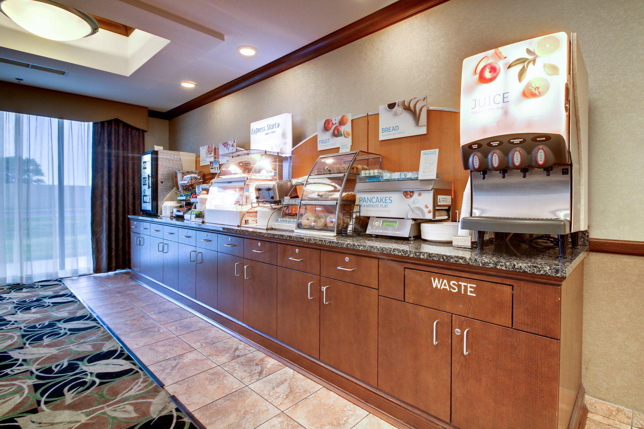 Holiday Inn Express & Suites Peru - Lasalle Area Photo