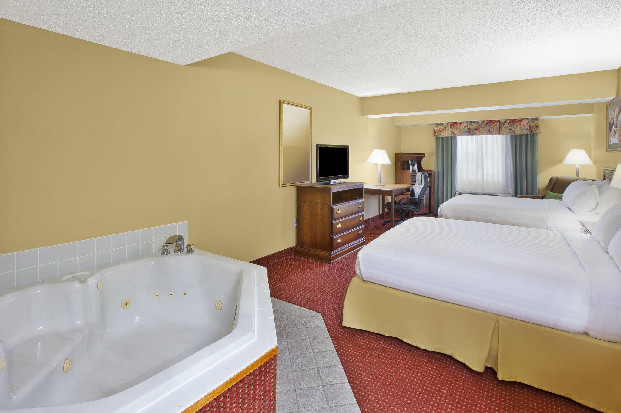 Holiday Inn Express Irwin (PA Tpk Exit 67) Photo