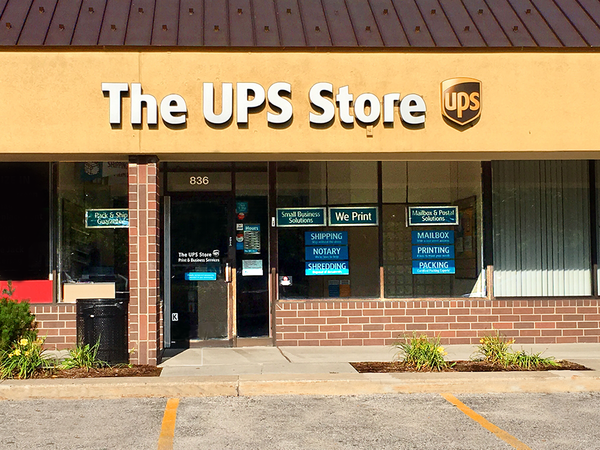 Facade of The UPS Store Elk Grove Village