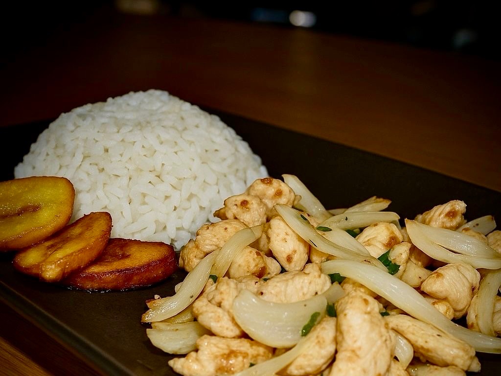 Sautéed Chicken with Onions / Pollo Encebollado