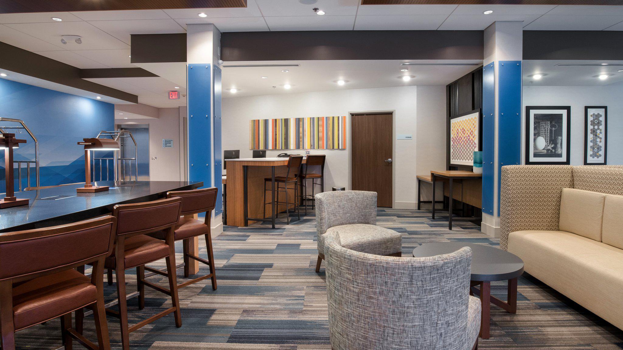 Holiday Inn Express & Suites Racine Photo
