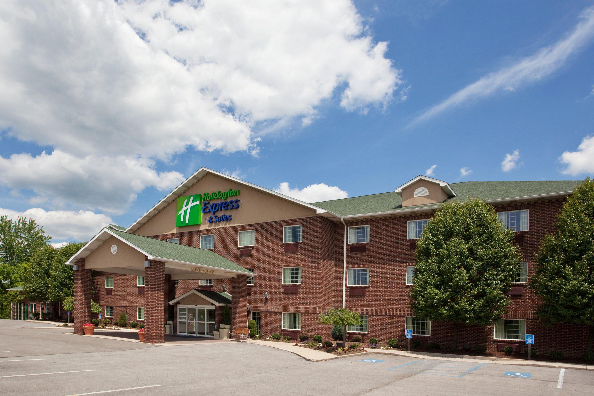 Holiday Inn Express & Suites Center Township Photo