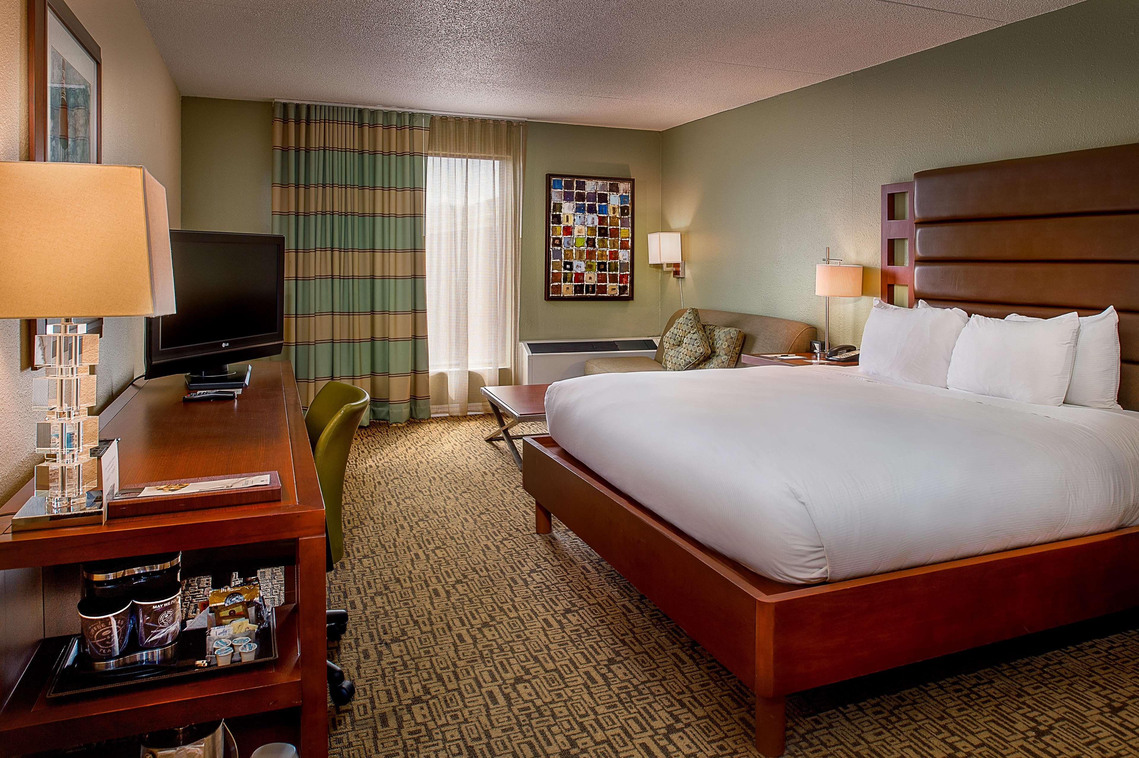 DoubleTree by Hilton Hotel Collinsville - St. Louis Photo