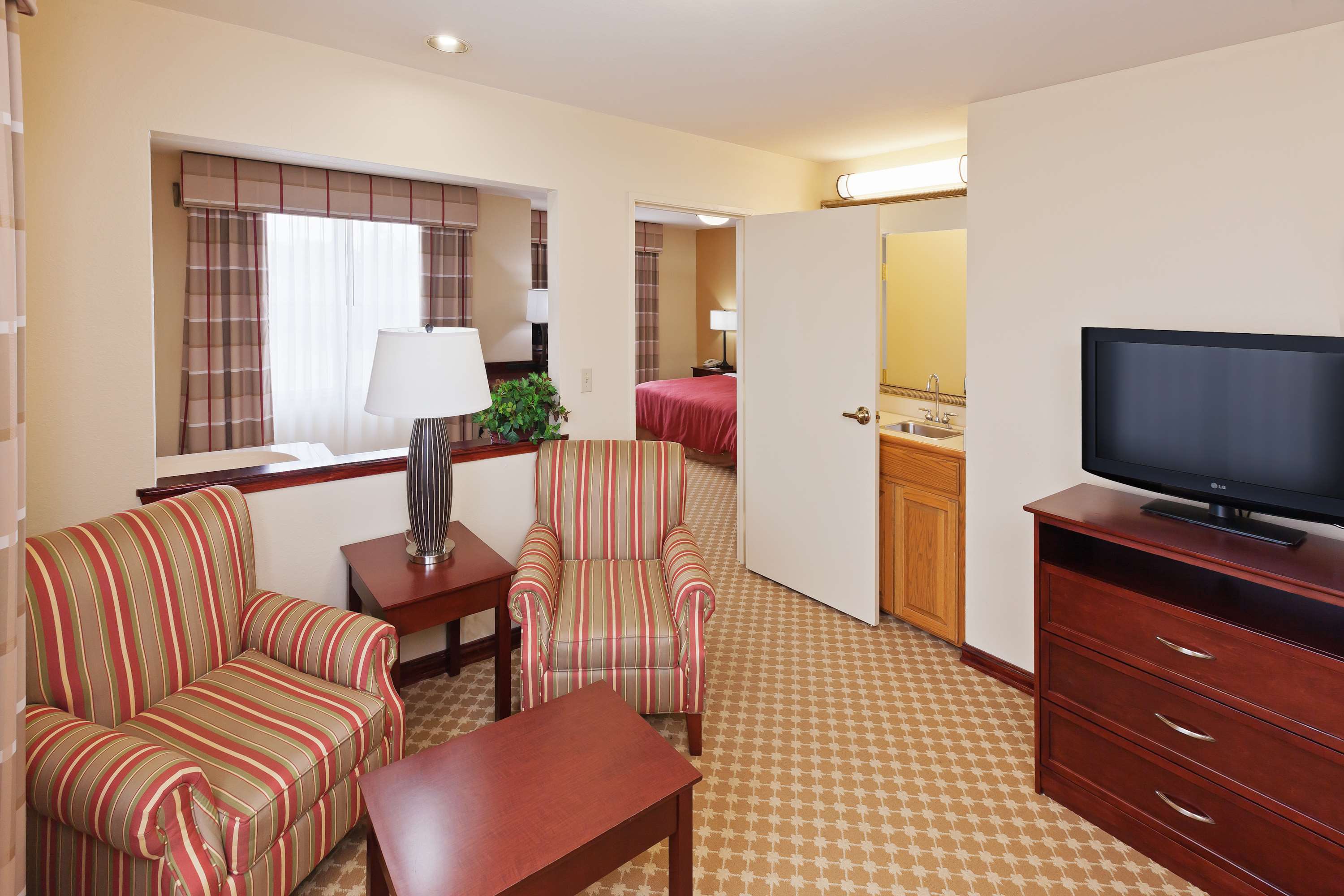 Country Inn & Suites by Radisson, Tulsa, OK Photo