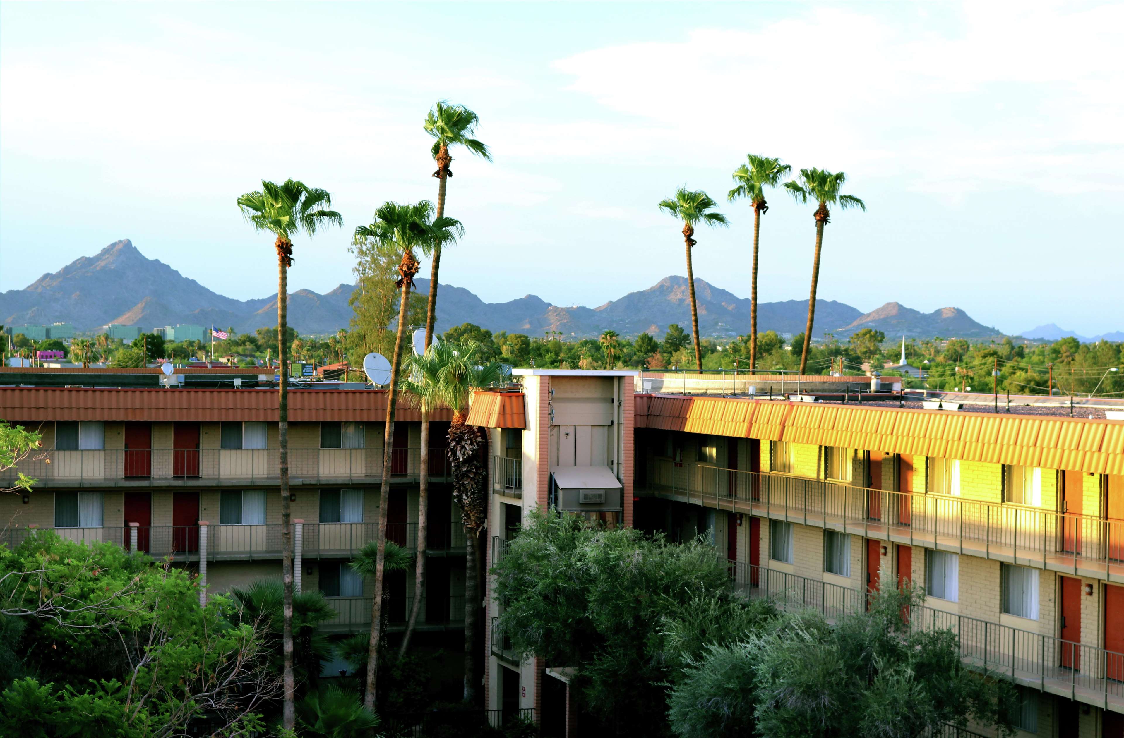 Embassy Suites by Hilton Phoenix Airport Photo