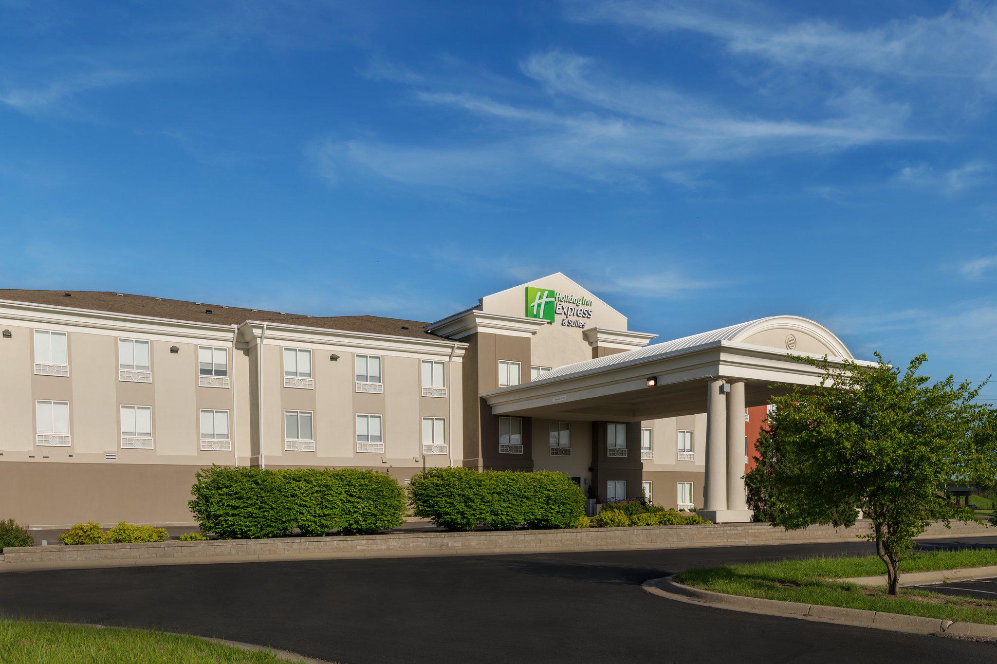 Holiday Inn Express & Suites Lawrence Photo