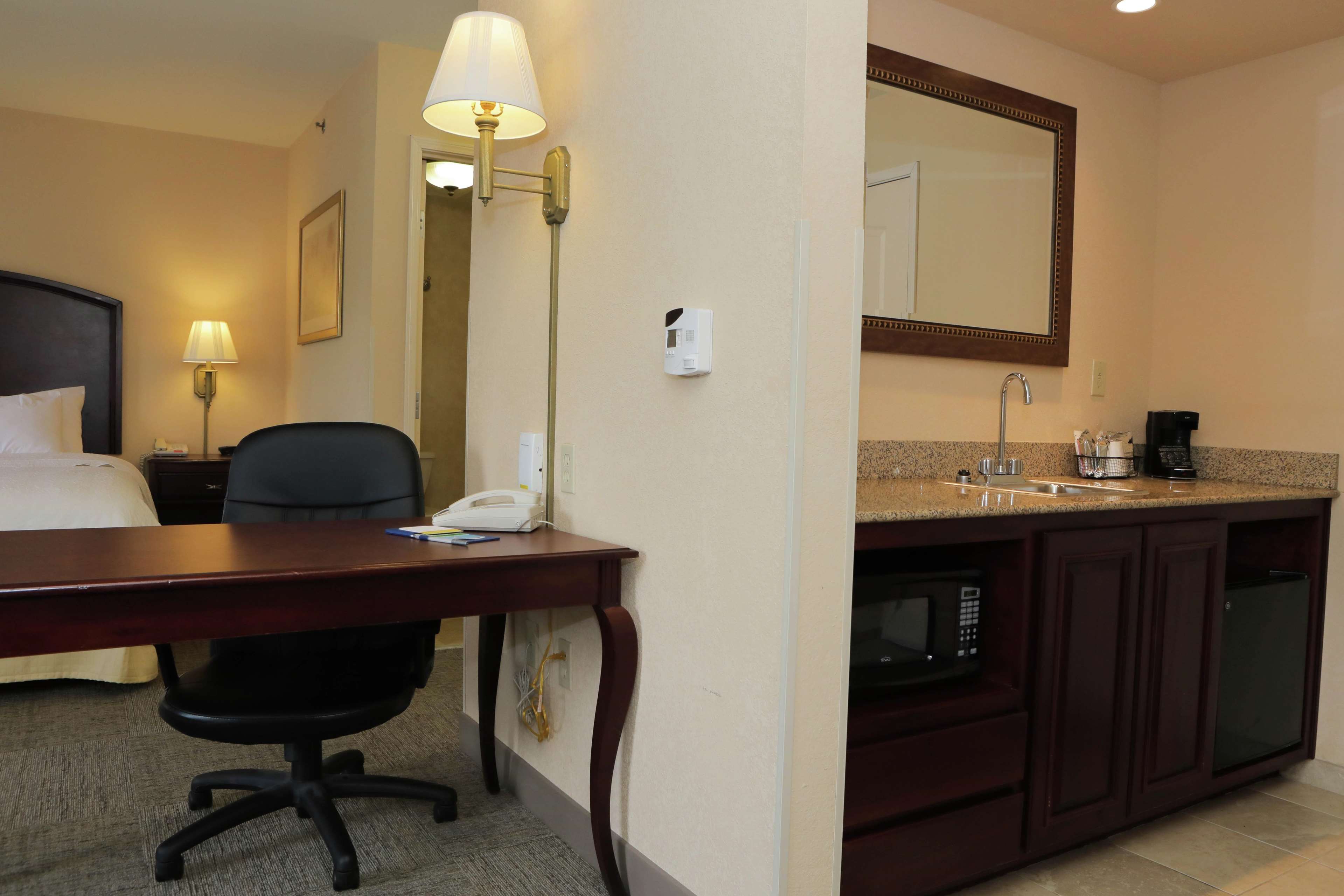 Hampton Inn Clinton Photo