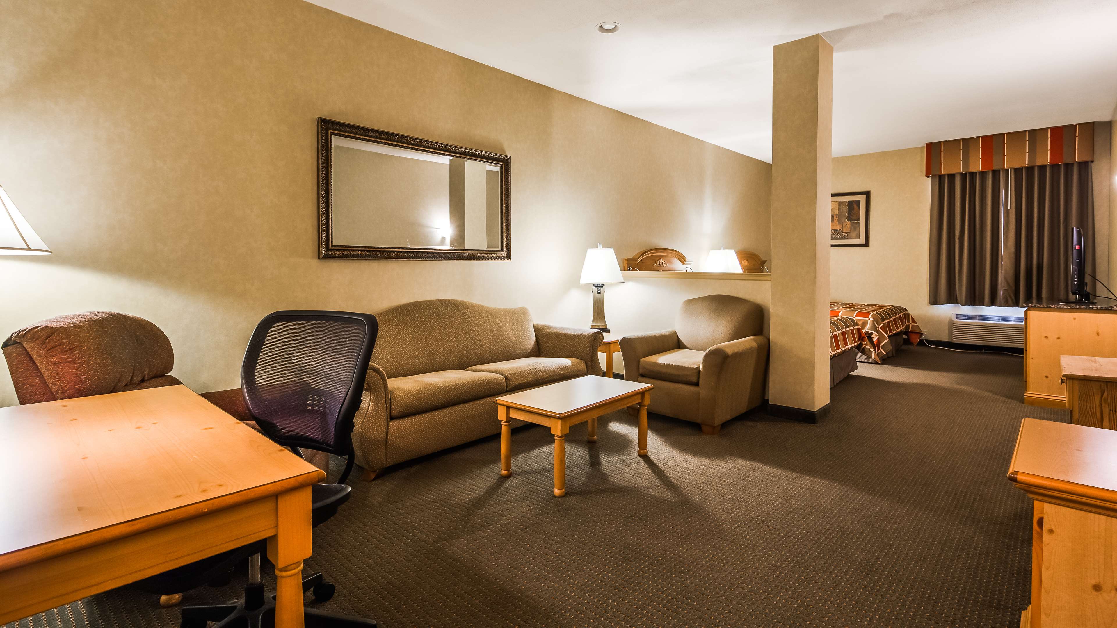 Best Western Plus Revere Inn & Suites Photo