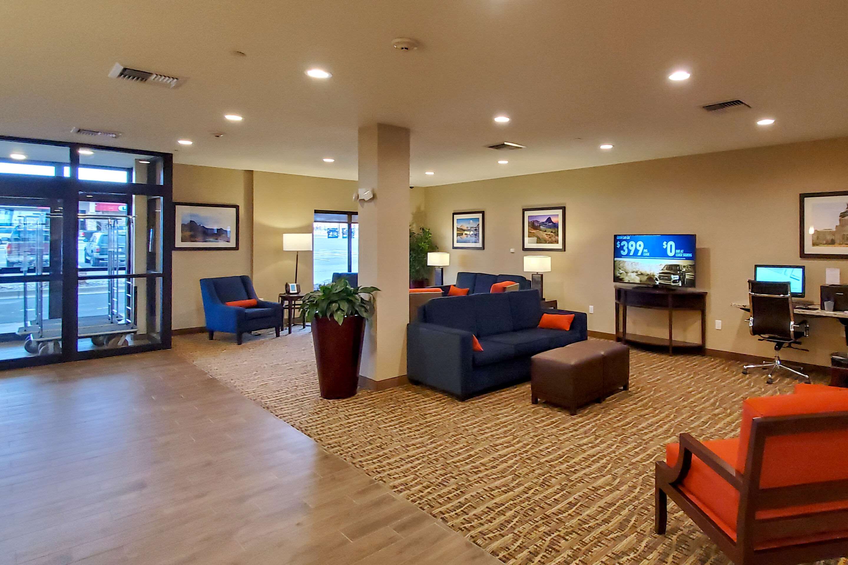 Comfort Suites Airport Photo