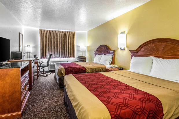 Images Econo Lodge Inn & Suites