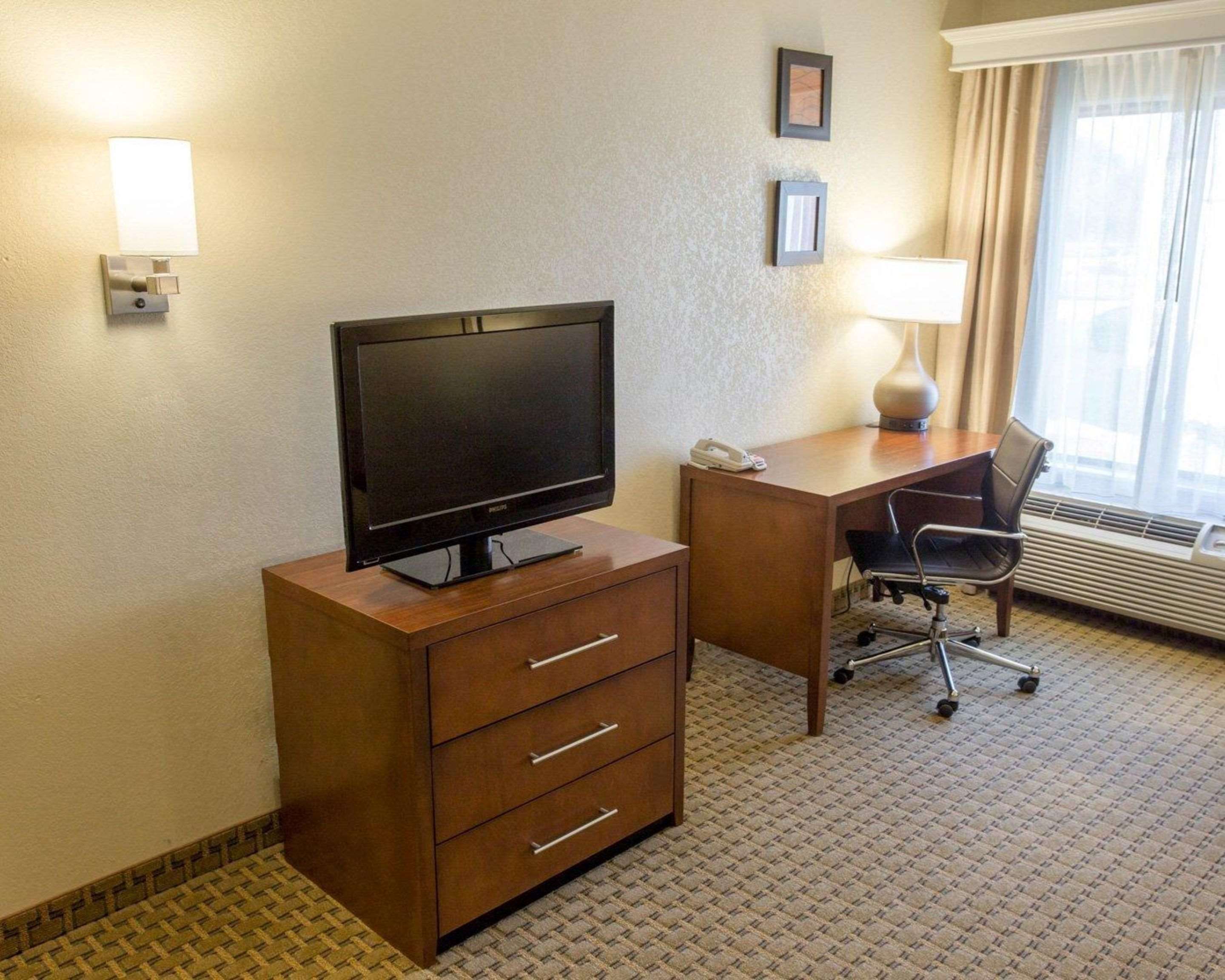 King room with 32-inch LCD television