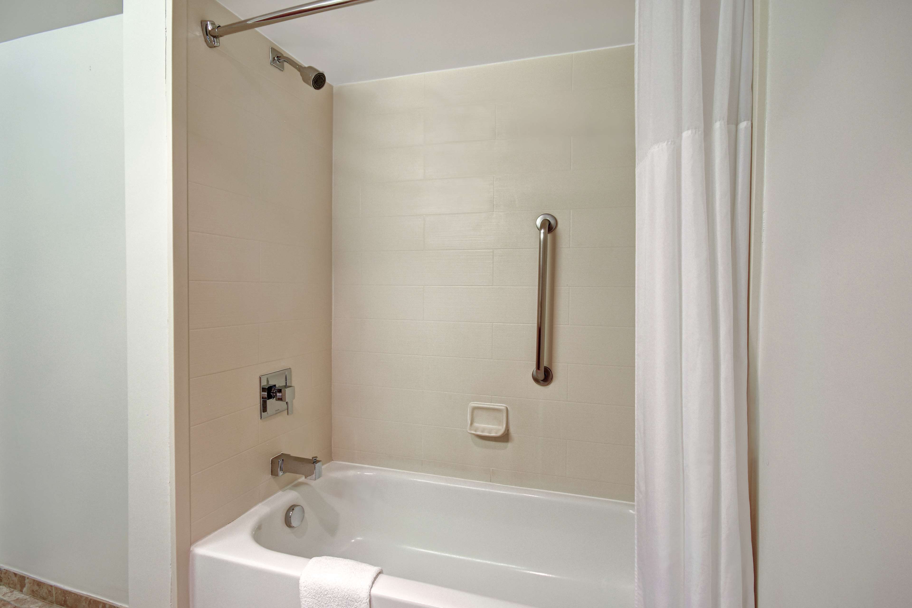 Guest room bath