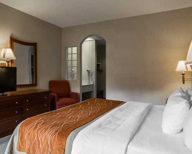 Images Rodeway Inn & Suites On The River