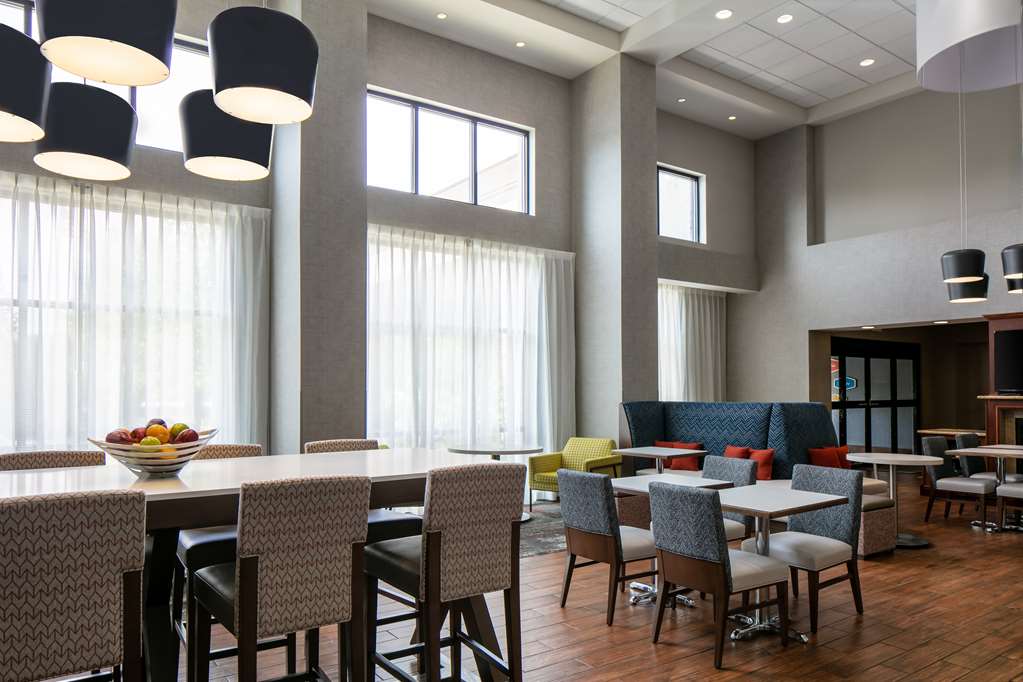 Hampton Inn & Suites by Hilton West Bend Image