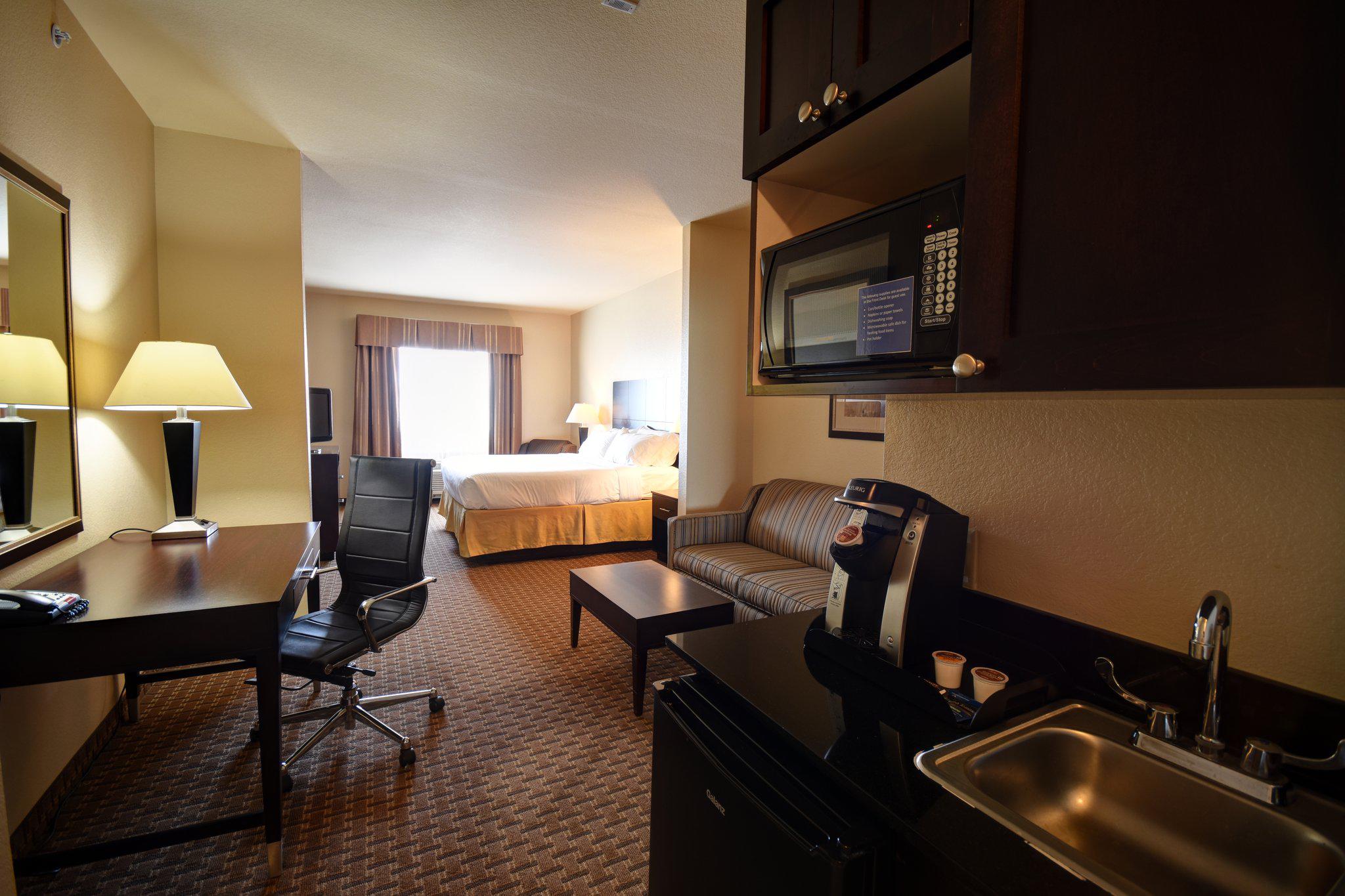 Holiday Inn Express & Suites del Rio Photo