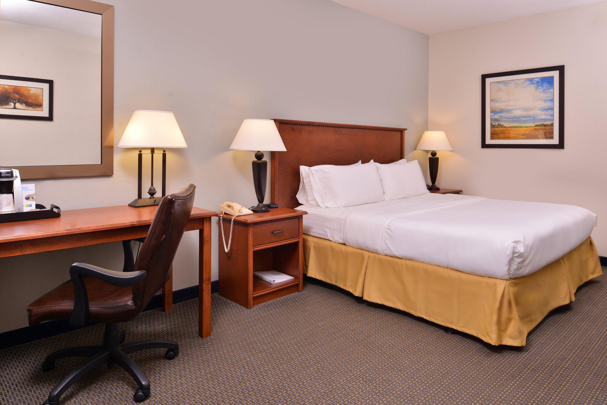 Holiday Inn Express & Suites Sioux Falls at Empire Mall Photo