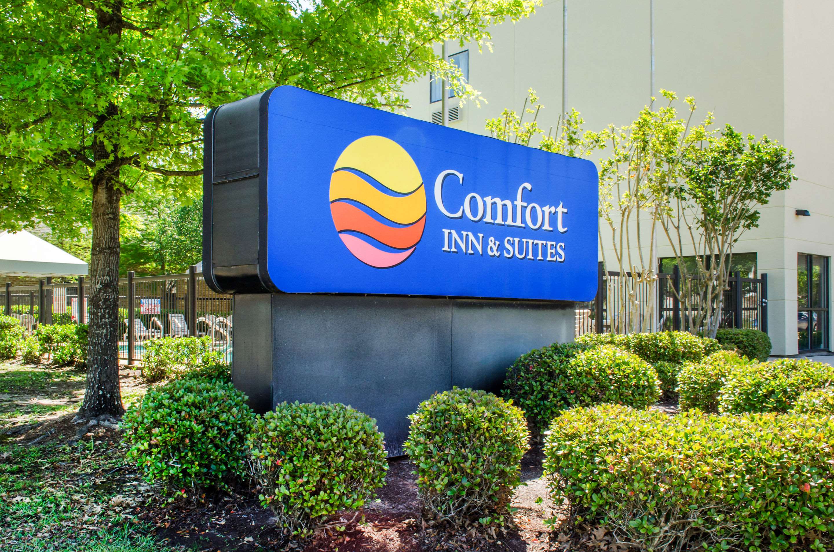 Comfort Inn & Suites Covington - Mandeville Photo