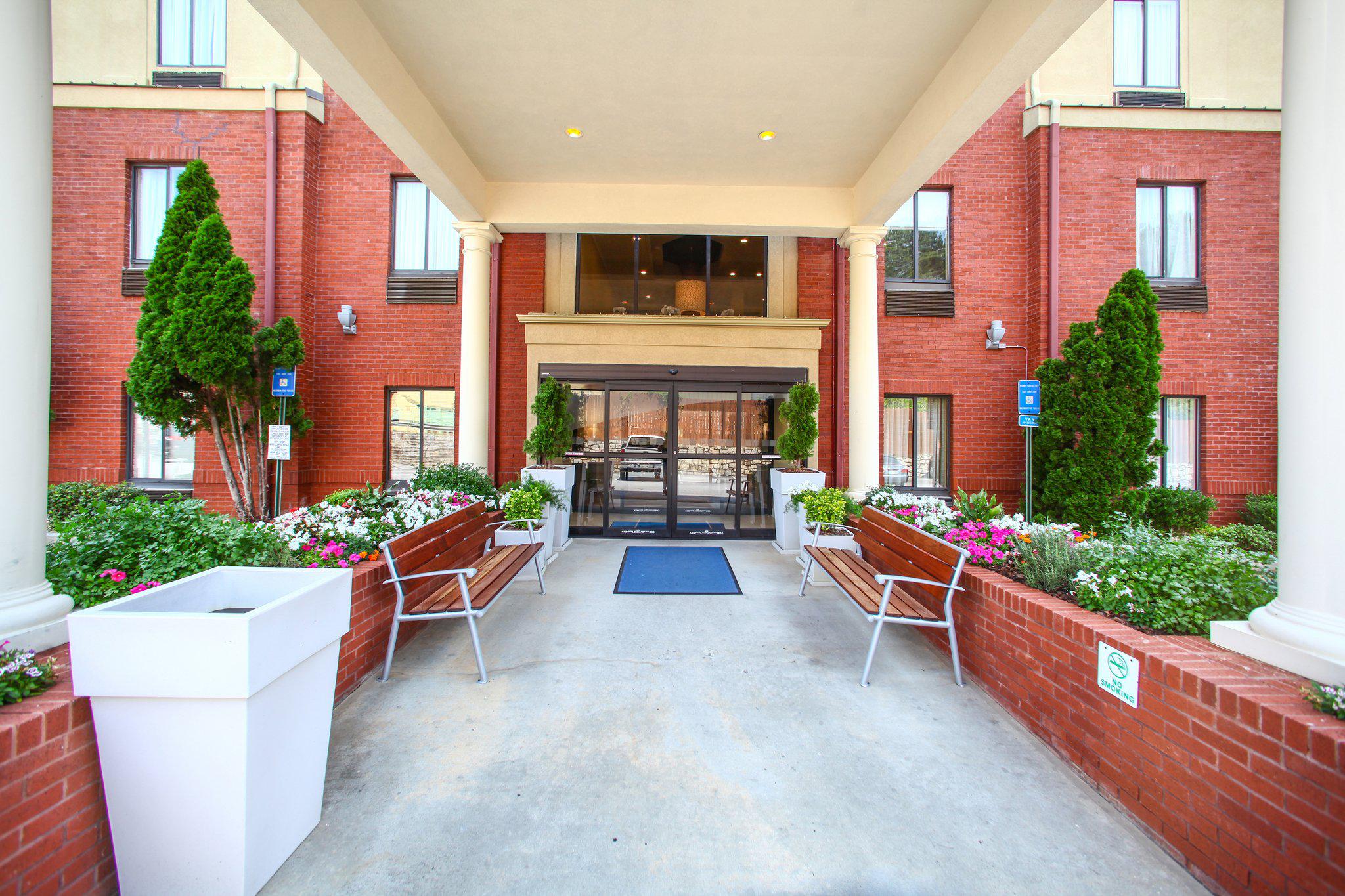 Holiday Inn Express & Suites Atlanta-Emory University Area Photo