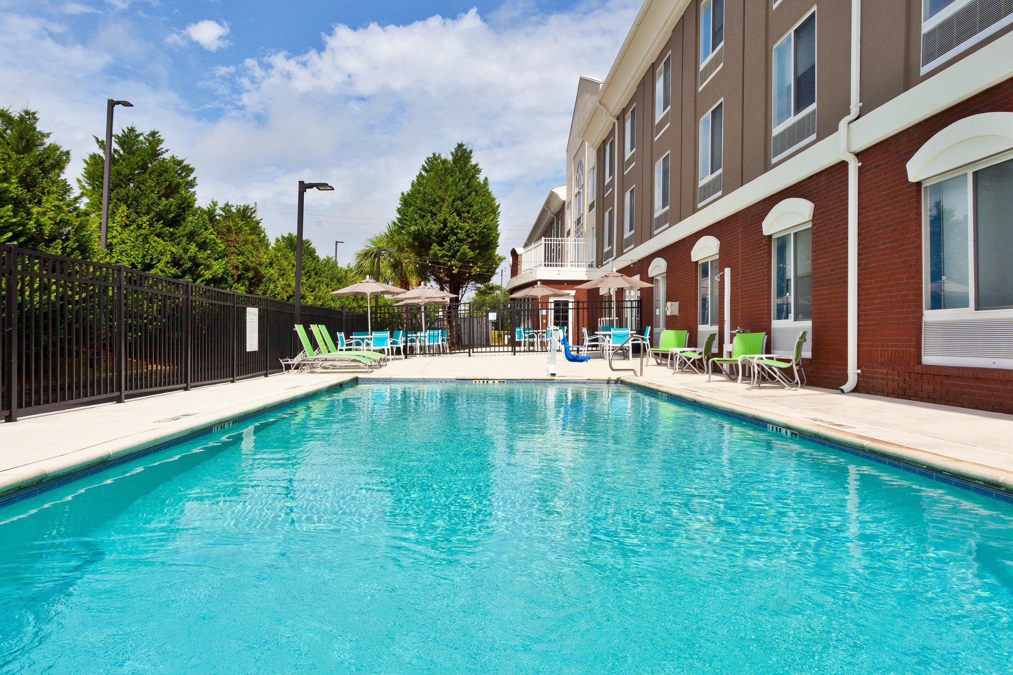 Holiday Inn Express & Suites Dothan North Photo