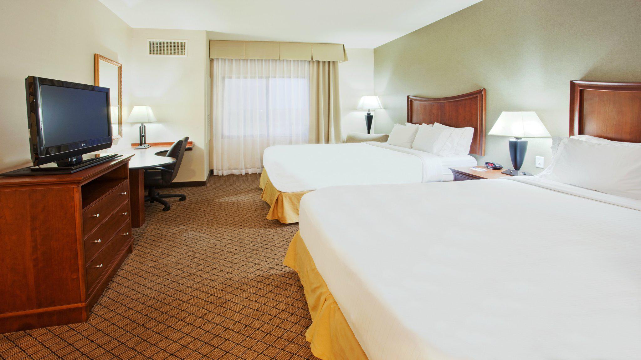 Holiday Inn Express & Suites Lincoln-Roseville Area Photo