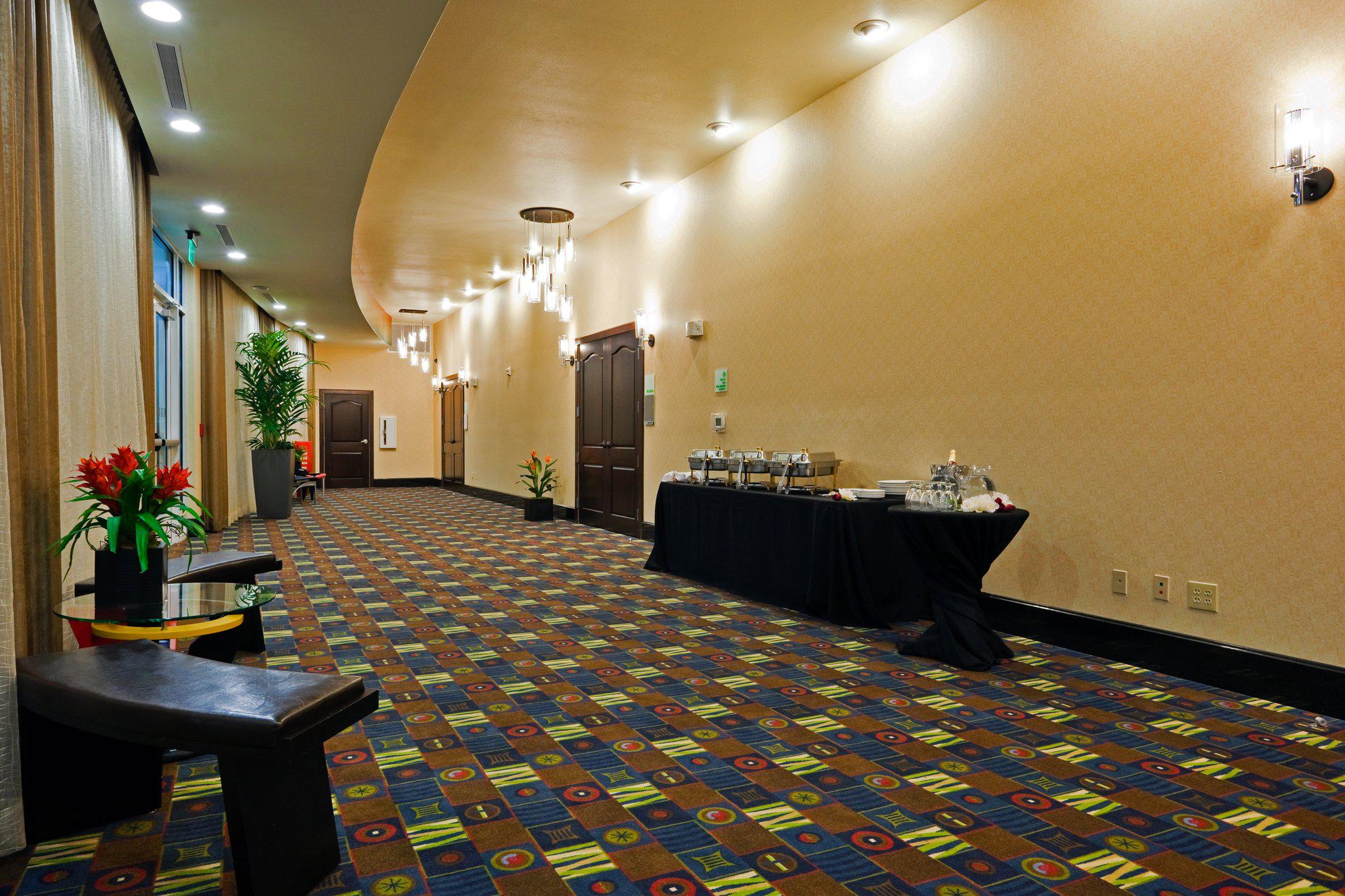 Holiday Inn & Suites Waco Northwest Photo