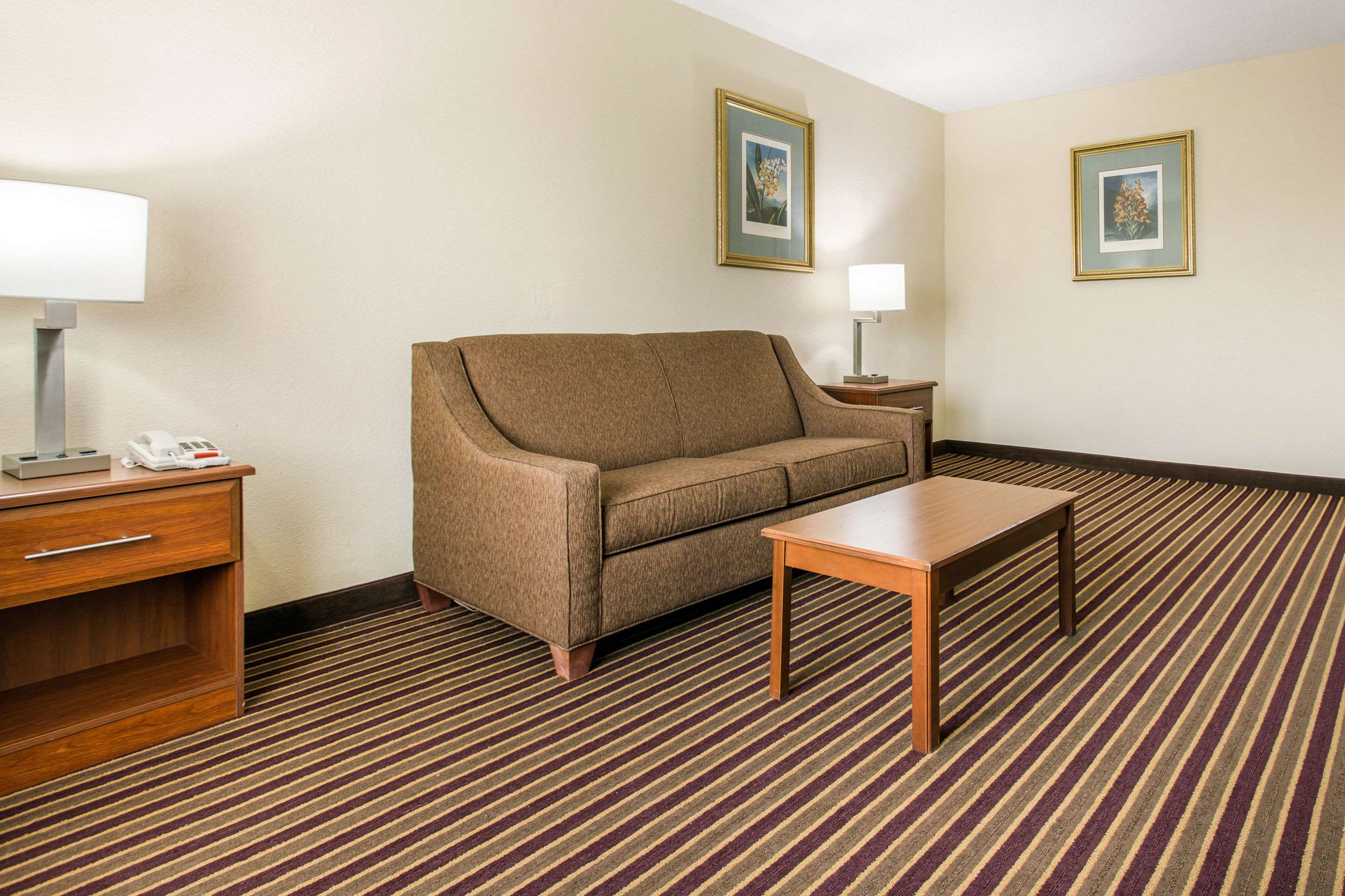 Comfort Inn & Suites Crabtree Valley Photo