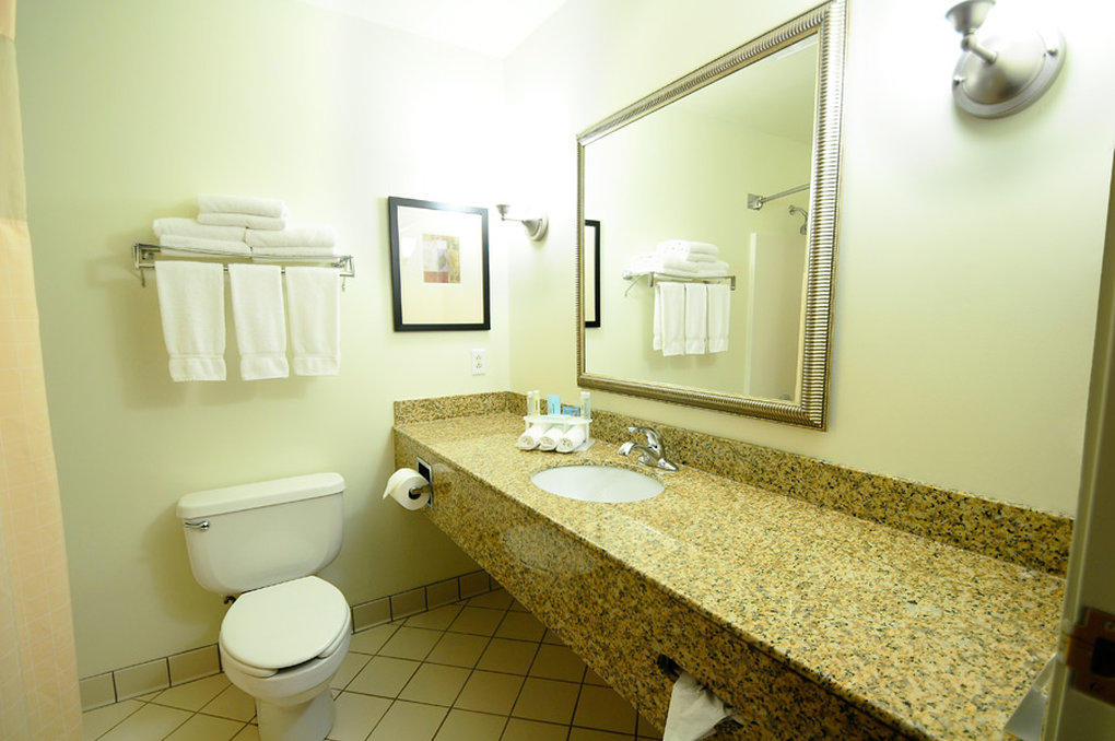 Holiday Inn Express & Suites Delafield Photo