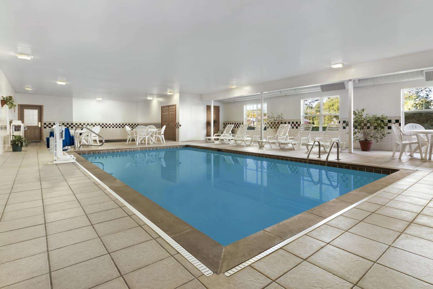 Country Inn & Suites by Radisson, Elyria, OH Photo