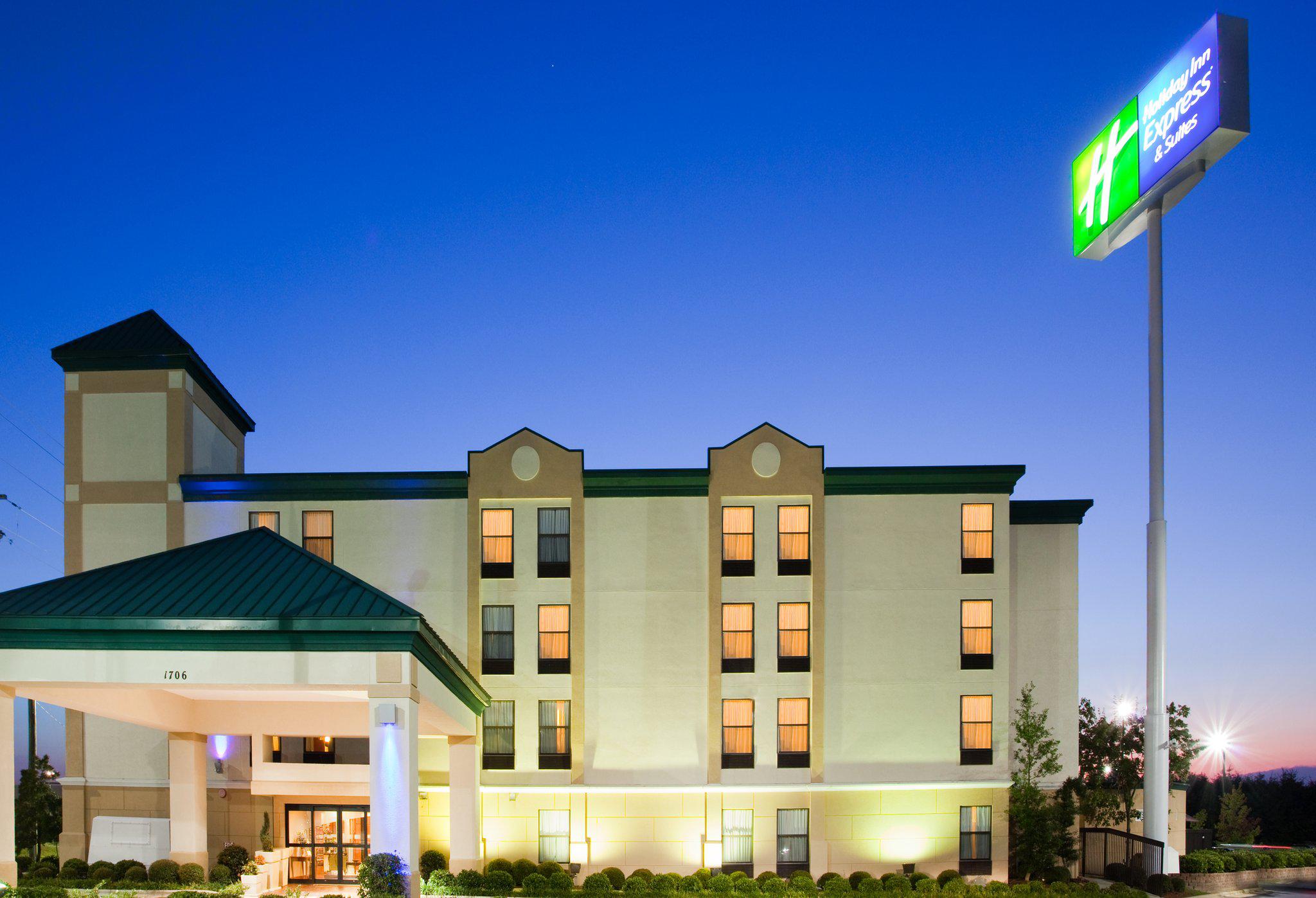 Holiday Inn Express & Suites Fayetteville-Ft. Bragg Photo