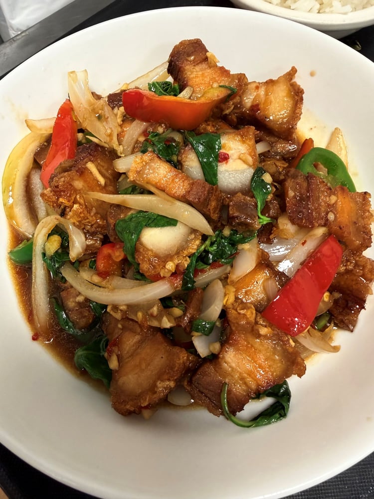Kapow Moo Grob (กะเพราหมูกรอบ)