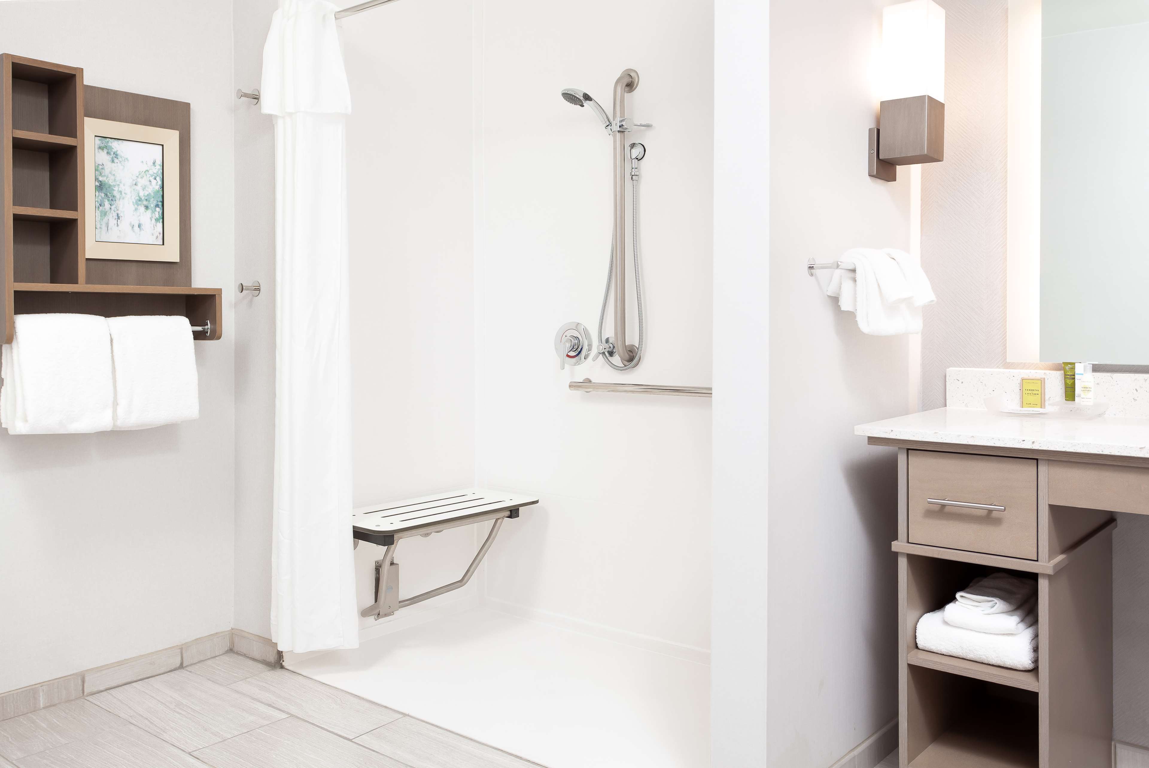 Guest room bath