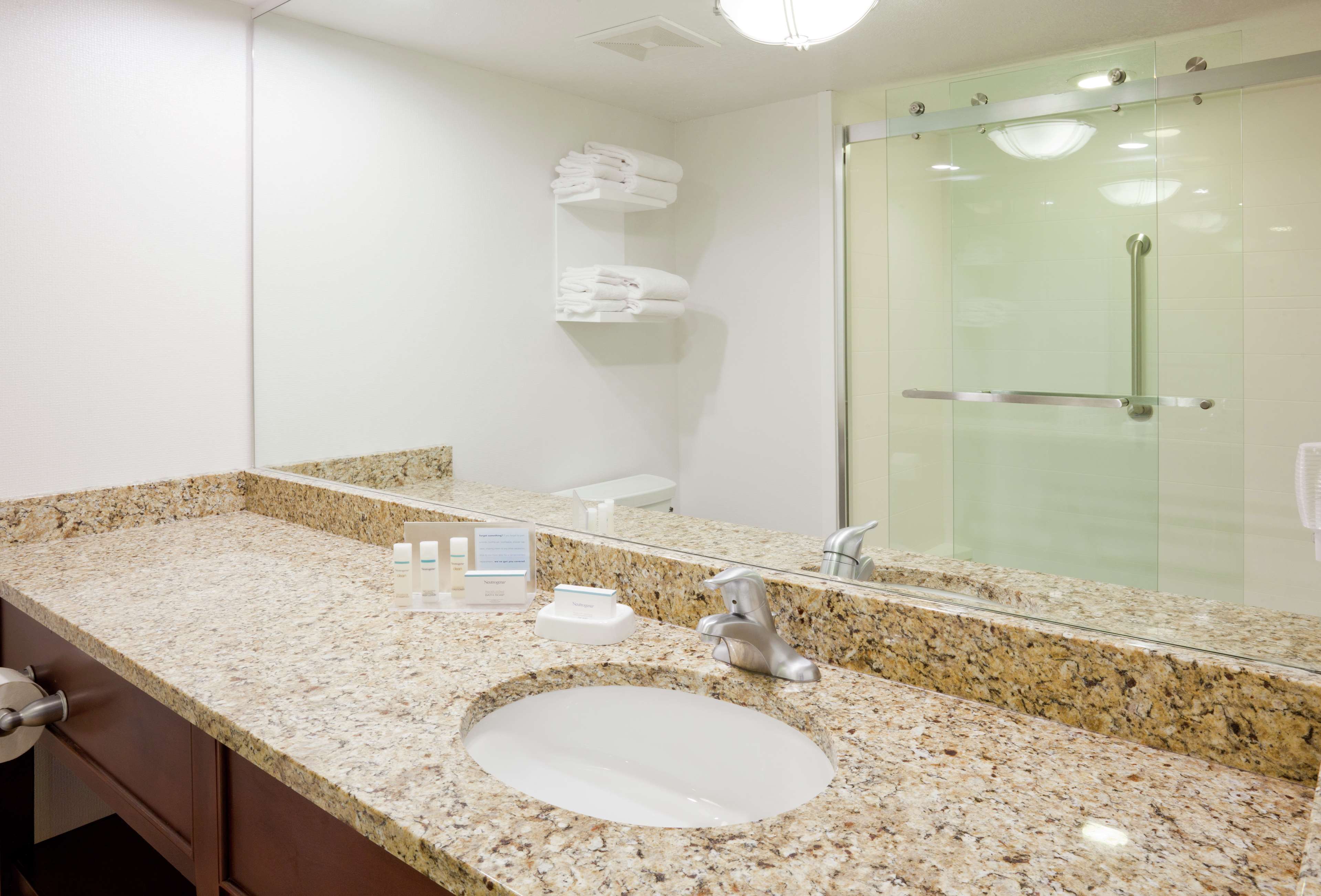Guest room bath