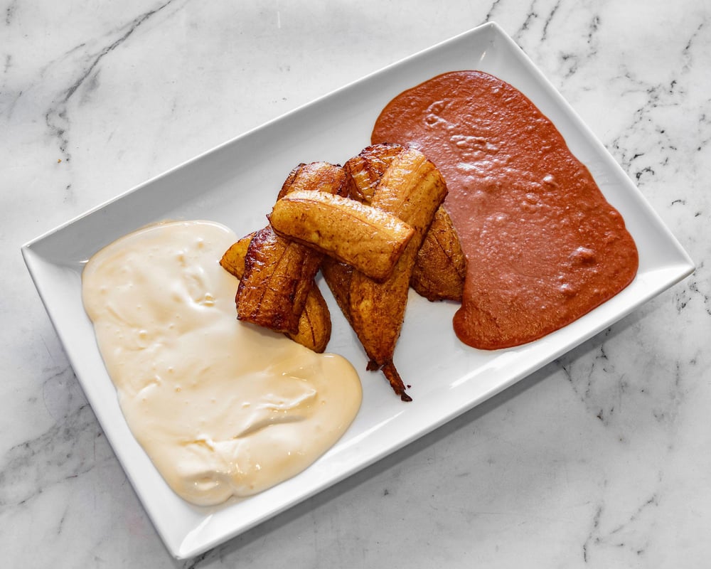 Platanos Con Frijol Y Crema