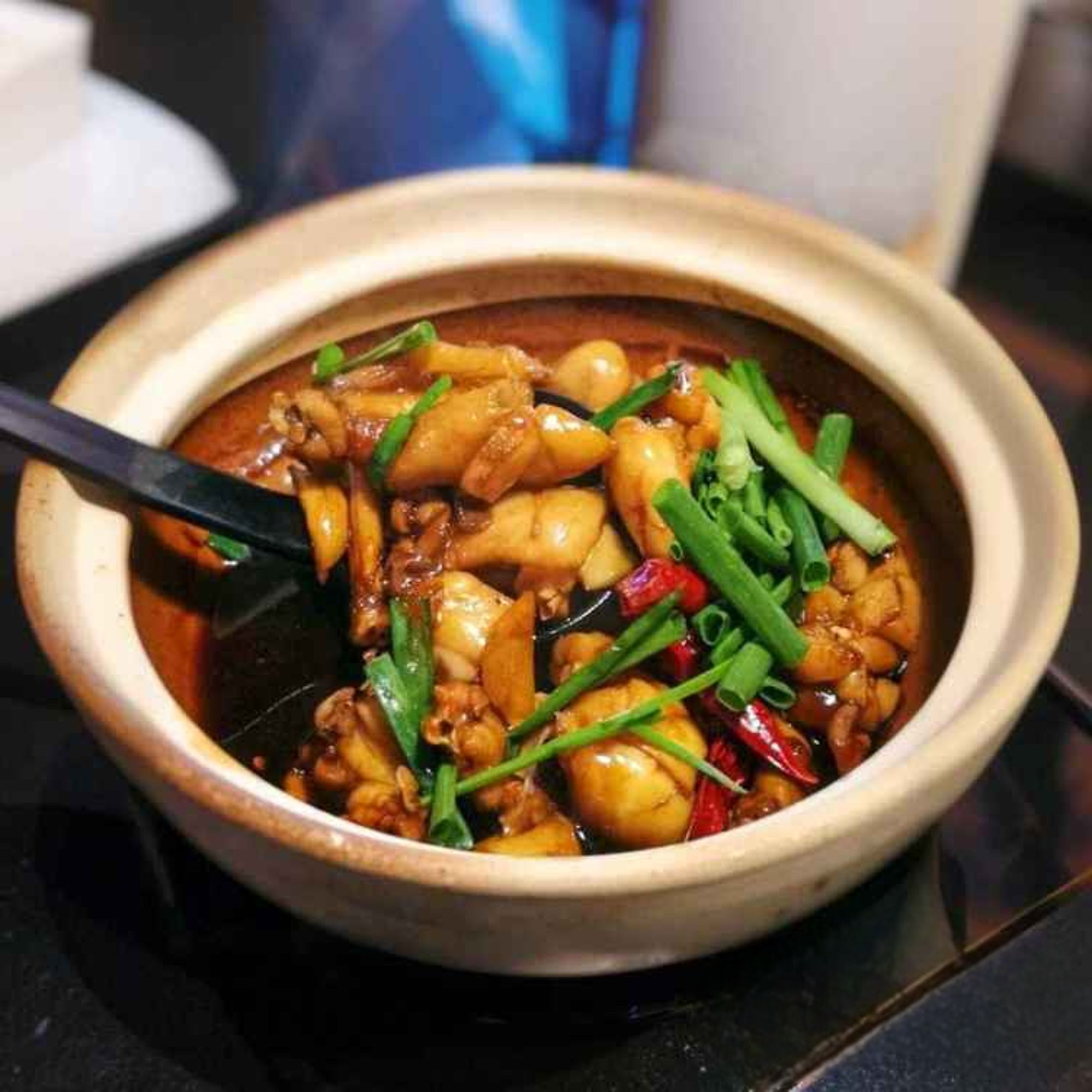 HP2. 蒜子田雞煲/Stir-Fried Frog Legs w. Garlic in Casserole