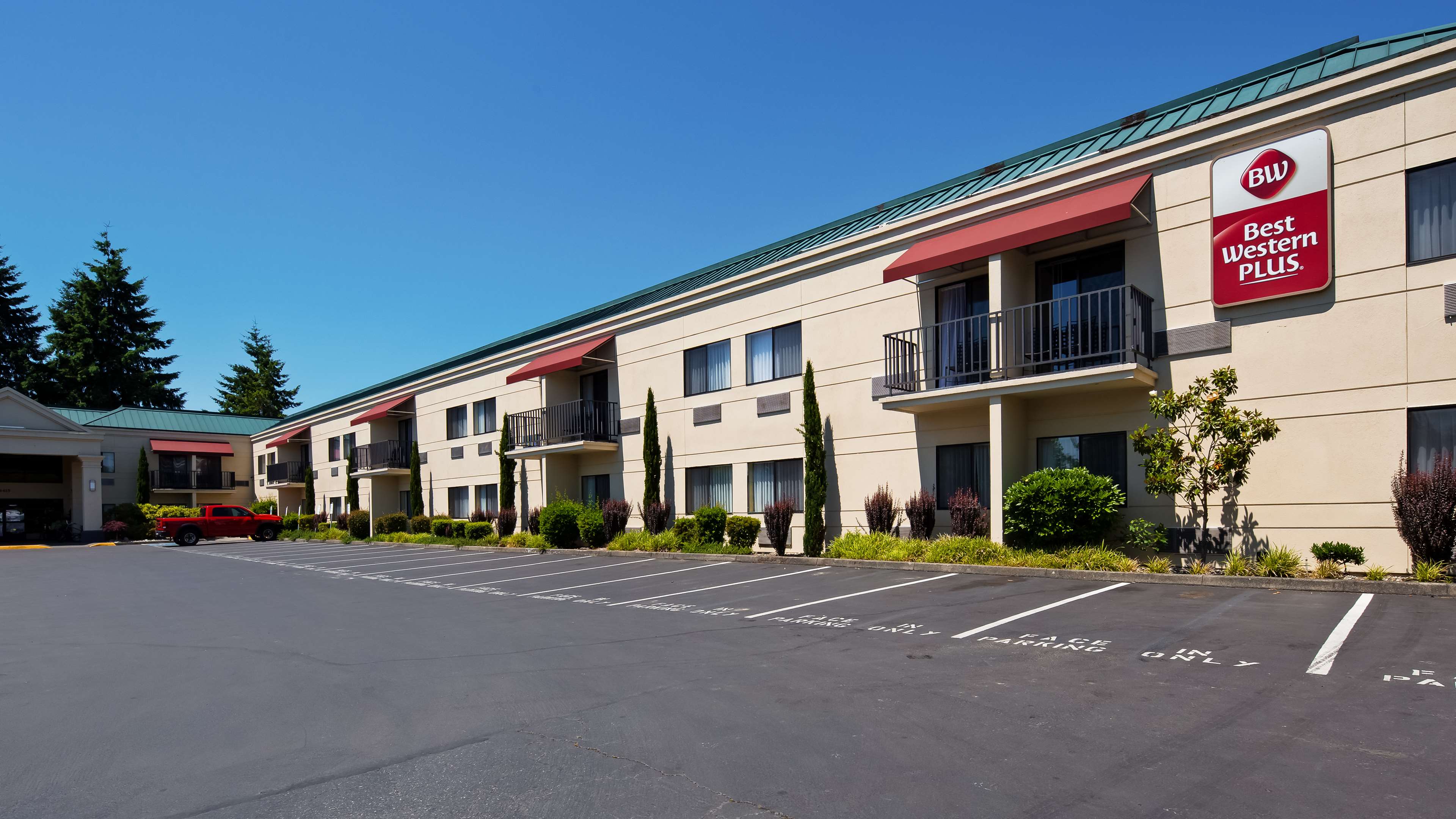 Best Western Plus Plaza by the Green Photo