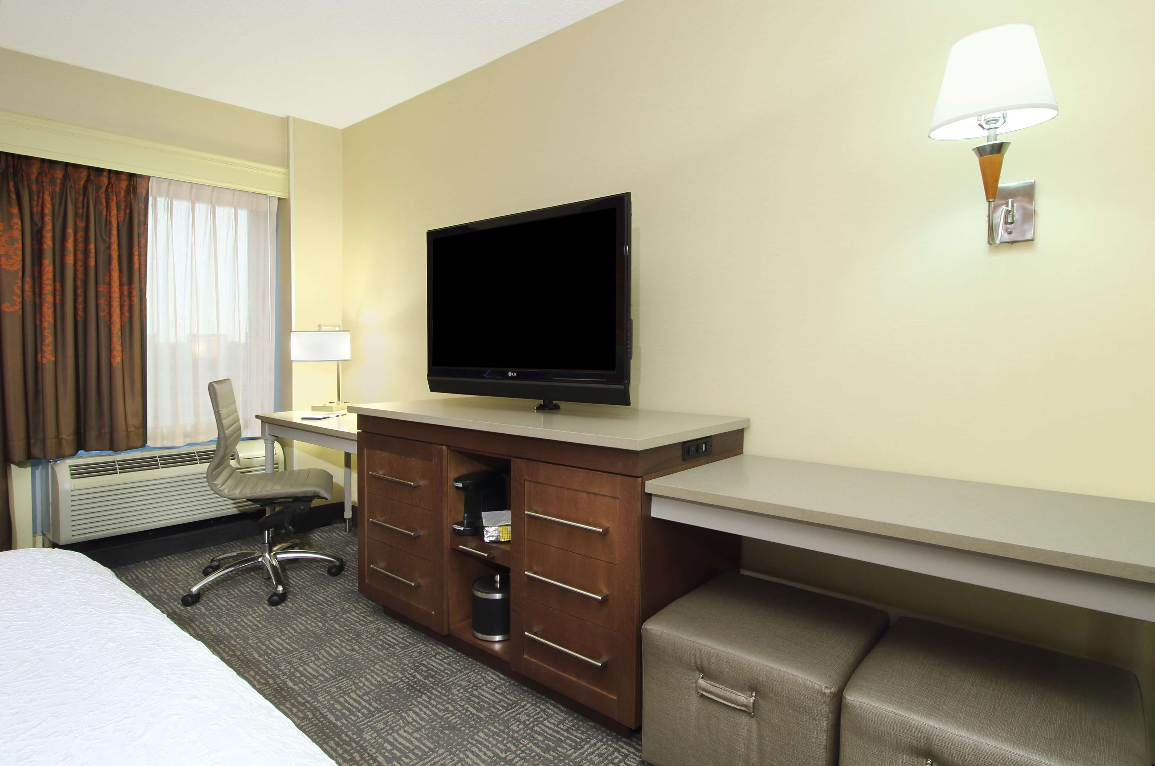 Hampton Inn & Suites Columbus-Downtown Photo